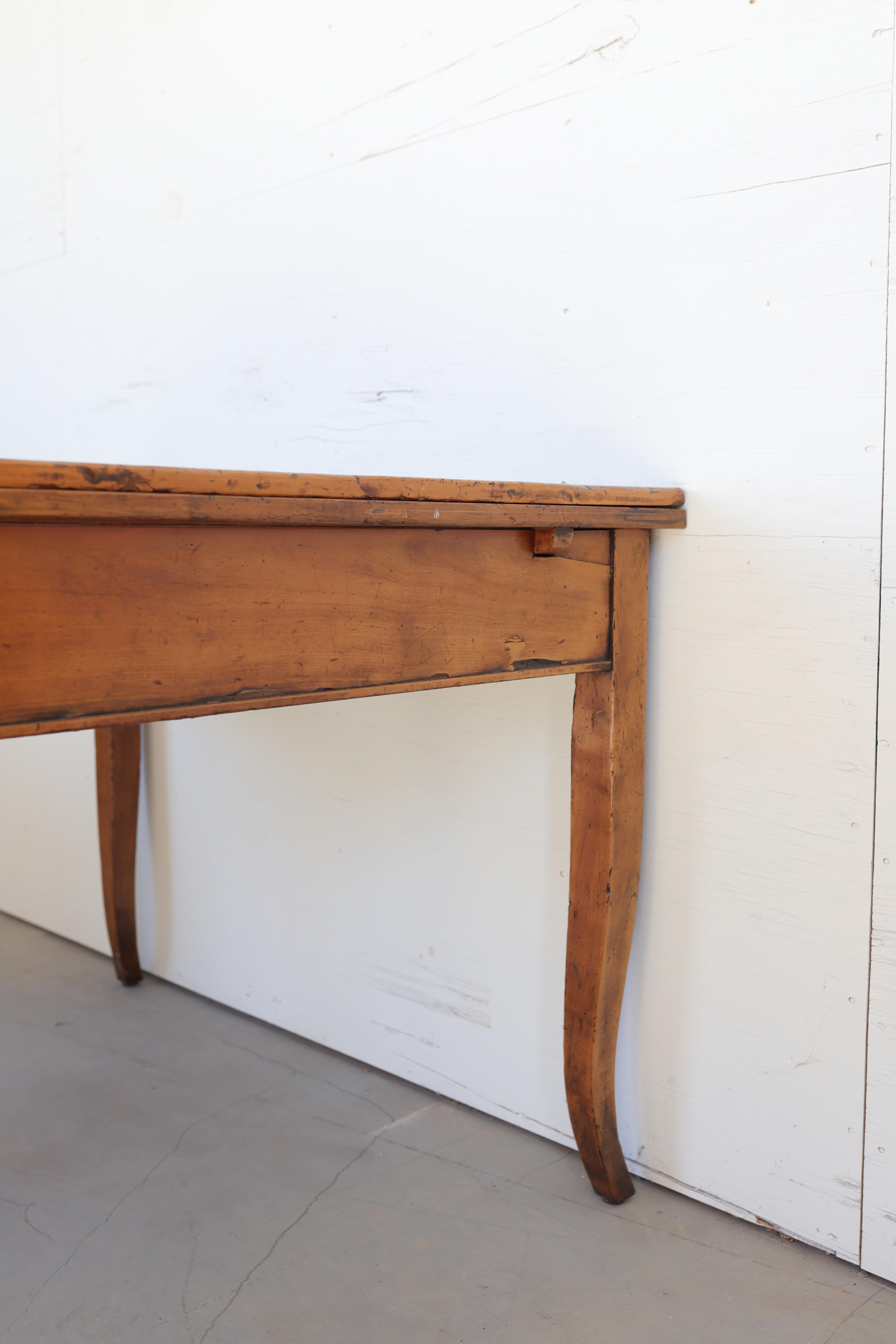 Fait main Table carrée en cerisier vénitien du XVIIIe siècle à pieds courbes et deux abattants en vente