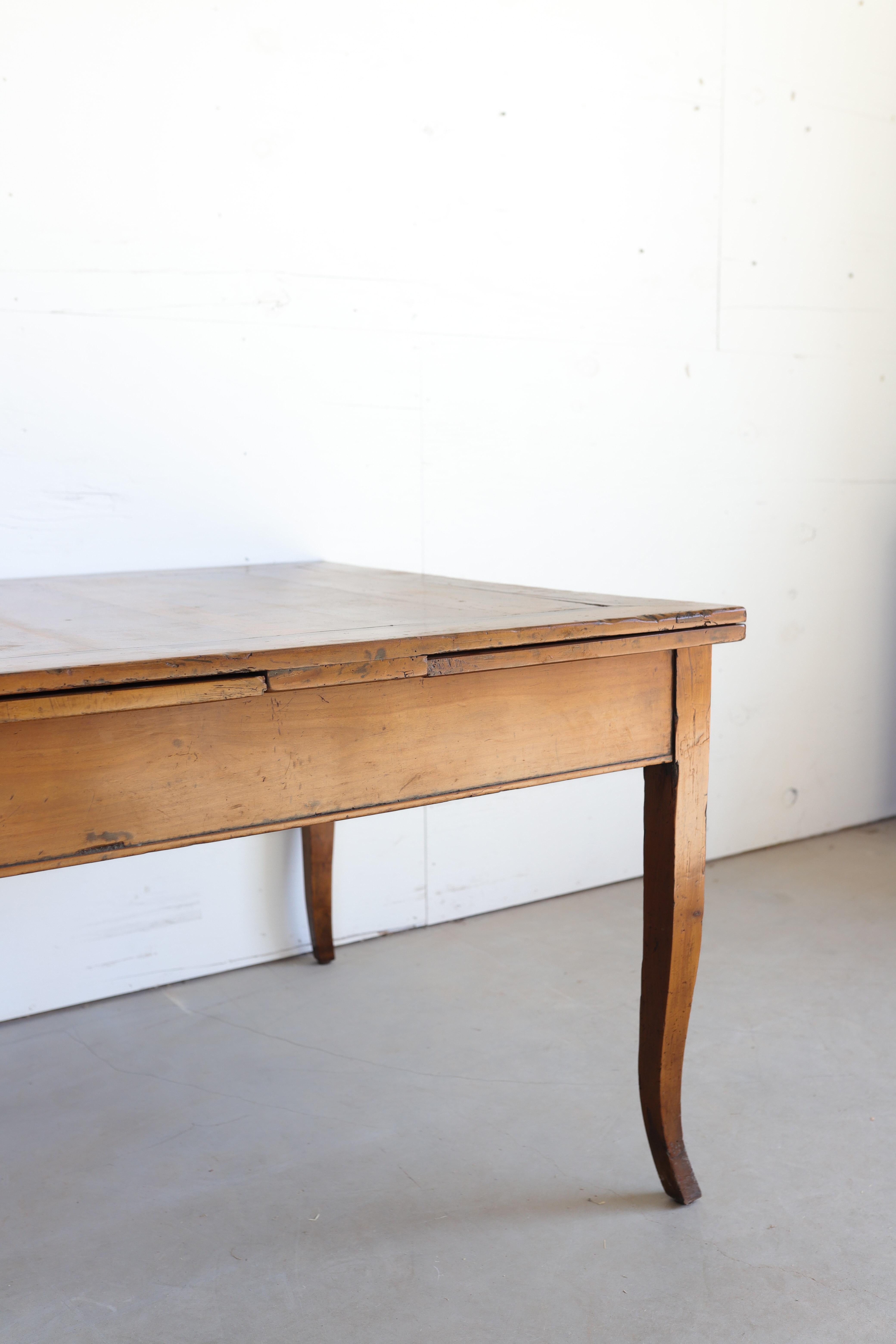 Table carrée en cerisier vénitien du XVIIIe siècle à pieds courbes et deux abattants Bon état - En vente à Atlanta, GA