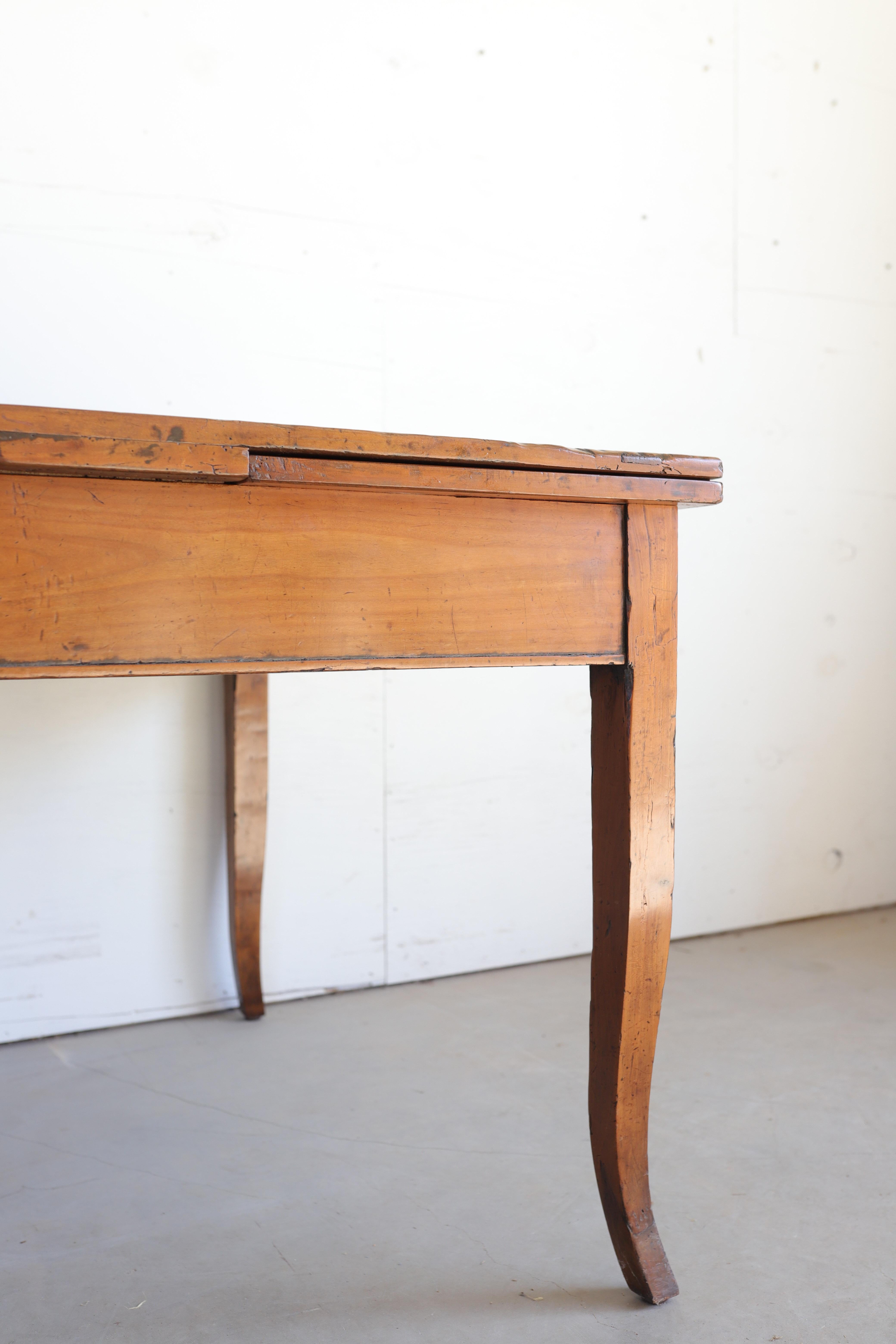 Bois Table carrée en cerisier vénitien du XVIIIe siècle à pieds courbes et deux abattants en vente