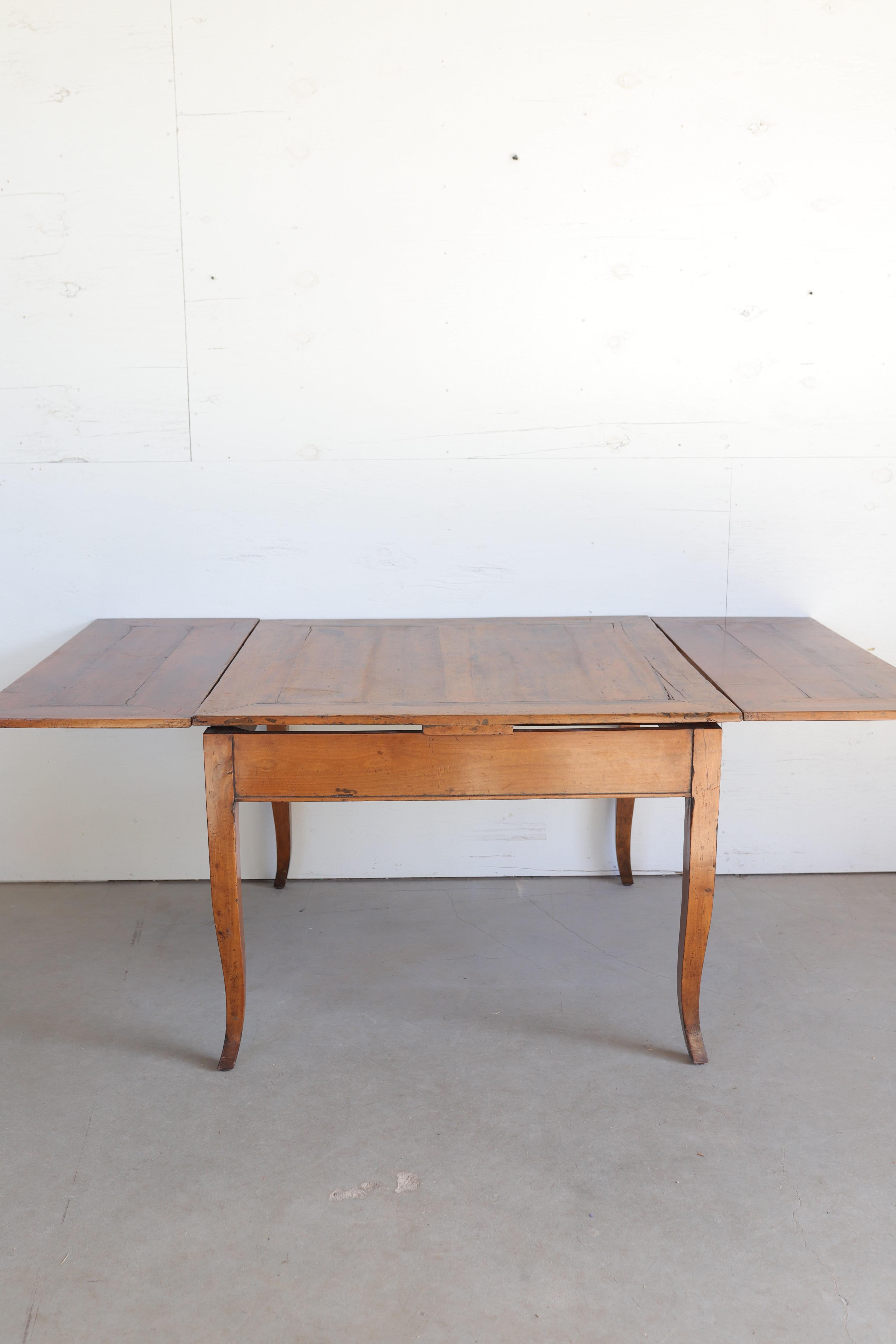 Table carrée en cerisier vénitien du XVIIIe siècle à pieds courbes et deux abattants en vente 1