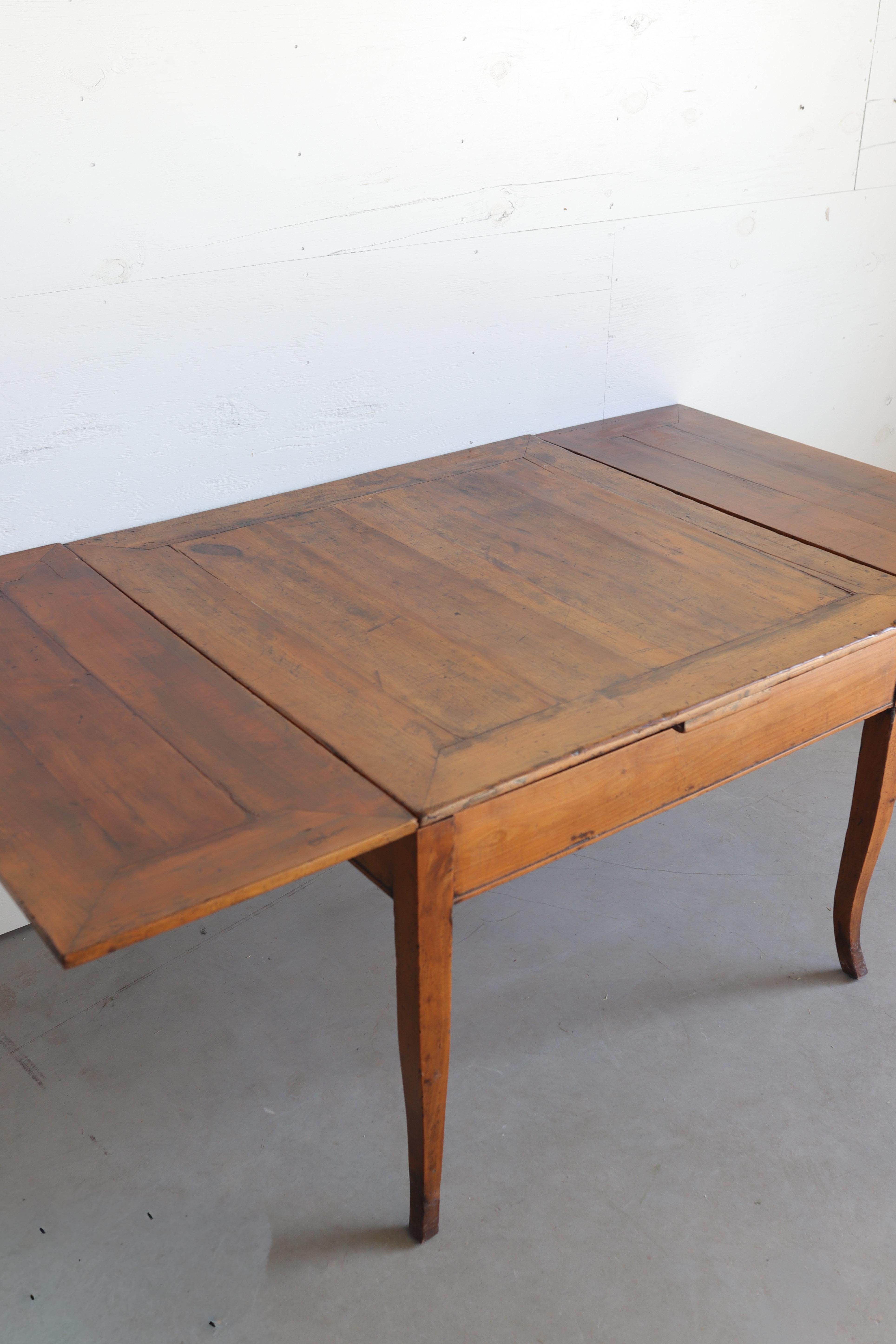 Table carrée en cerisier vénitien du XVIIIe siècle à pieds courbes et deux abattants en vente 2