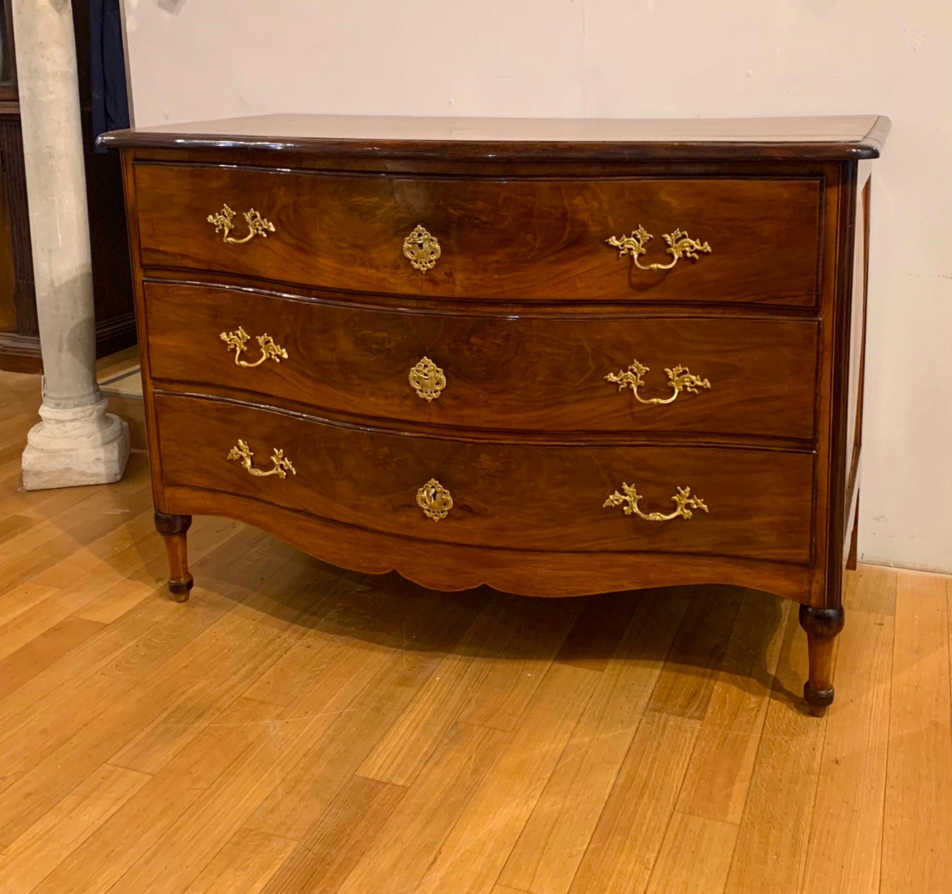 Elegant chest of drawers in solid walnut, characterized by exceptional workmanship of the materials. The walnut veneer parts add a touch of elegance to the overall design and make it a high-quality piece of furniture. The wavy front and veneered