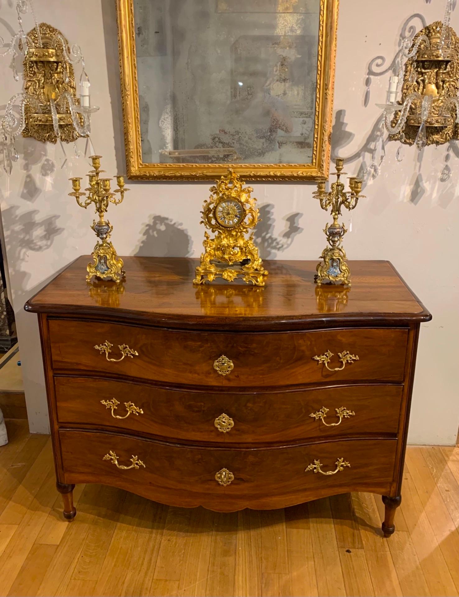 Hand-Carved 18th CENTURY VENETIAN CHEST OF DRAWERS IN SOLID AND VENEREED WALNUT  For Sale