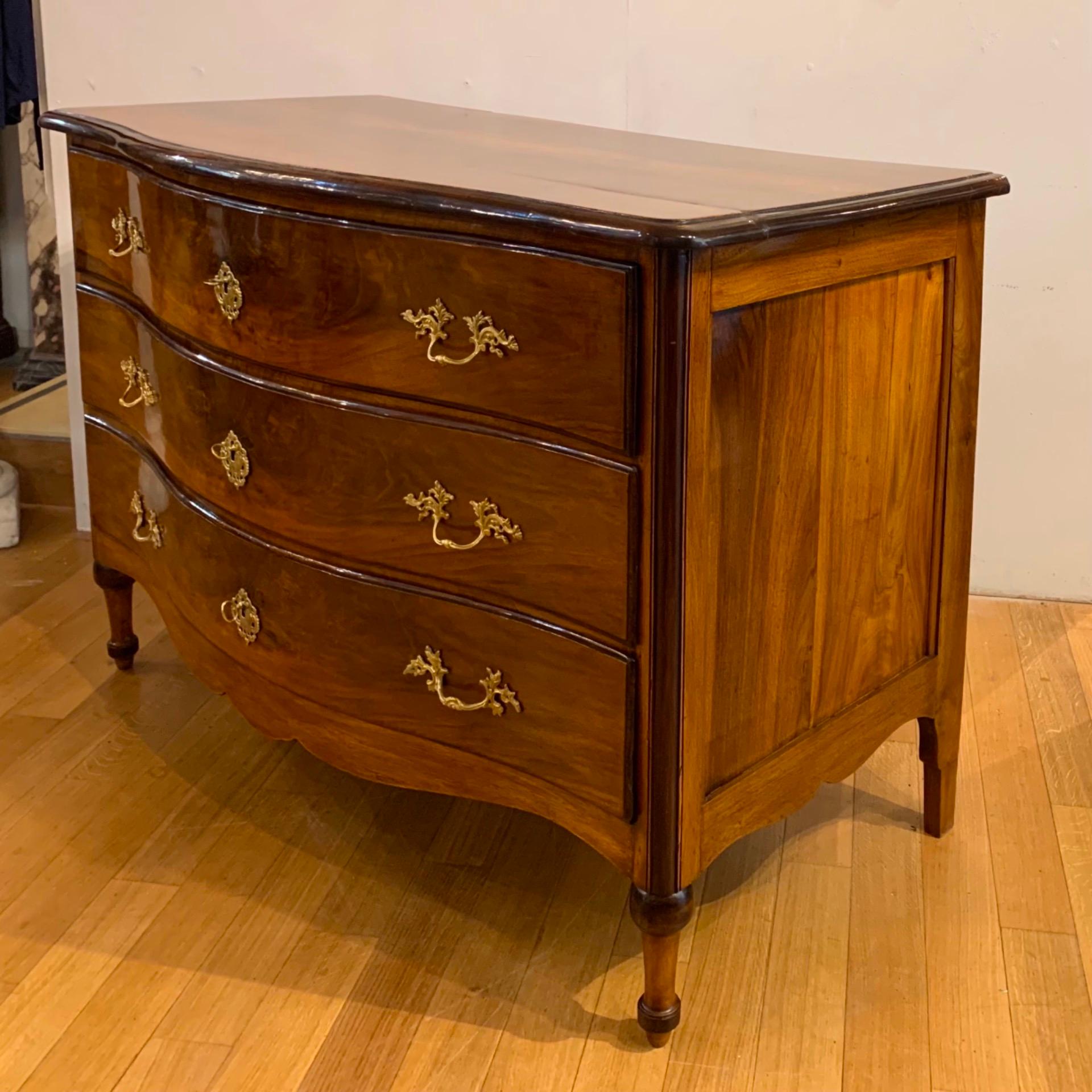 18th CENTURY VENETIAN CHEST OF DRAWERS IN SOLID AND VENEREED WALNUT  In Good Condition For Sale In Firenze, FI