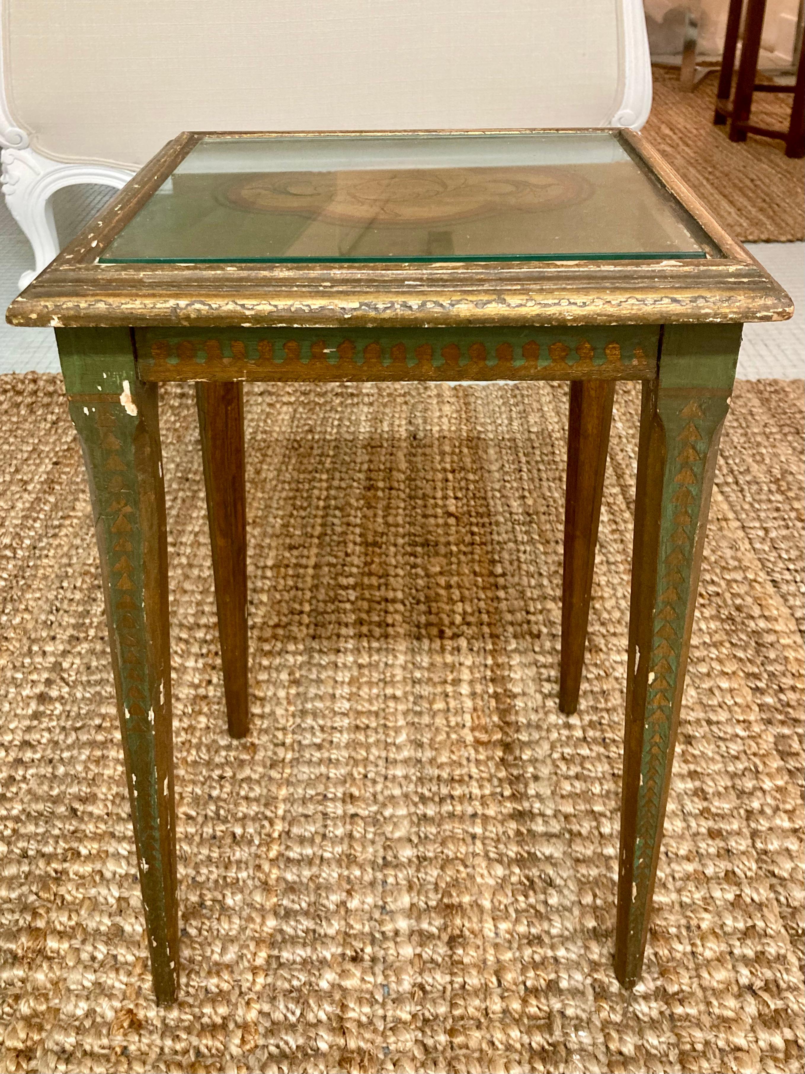 Magnifique table à cocktail vénitienne du XVIIIe siècle. Peint à la main sur la plupart des surfaces en vert et en or. Ajoutez un style italien classique à votre maison.