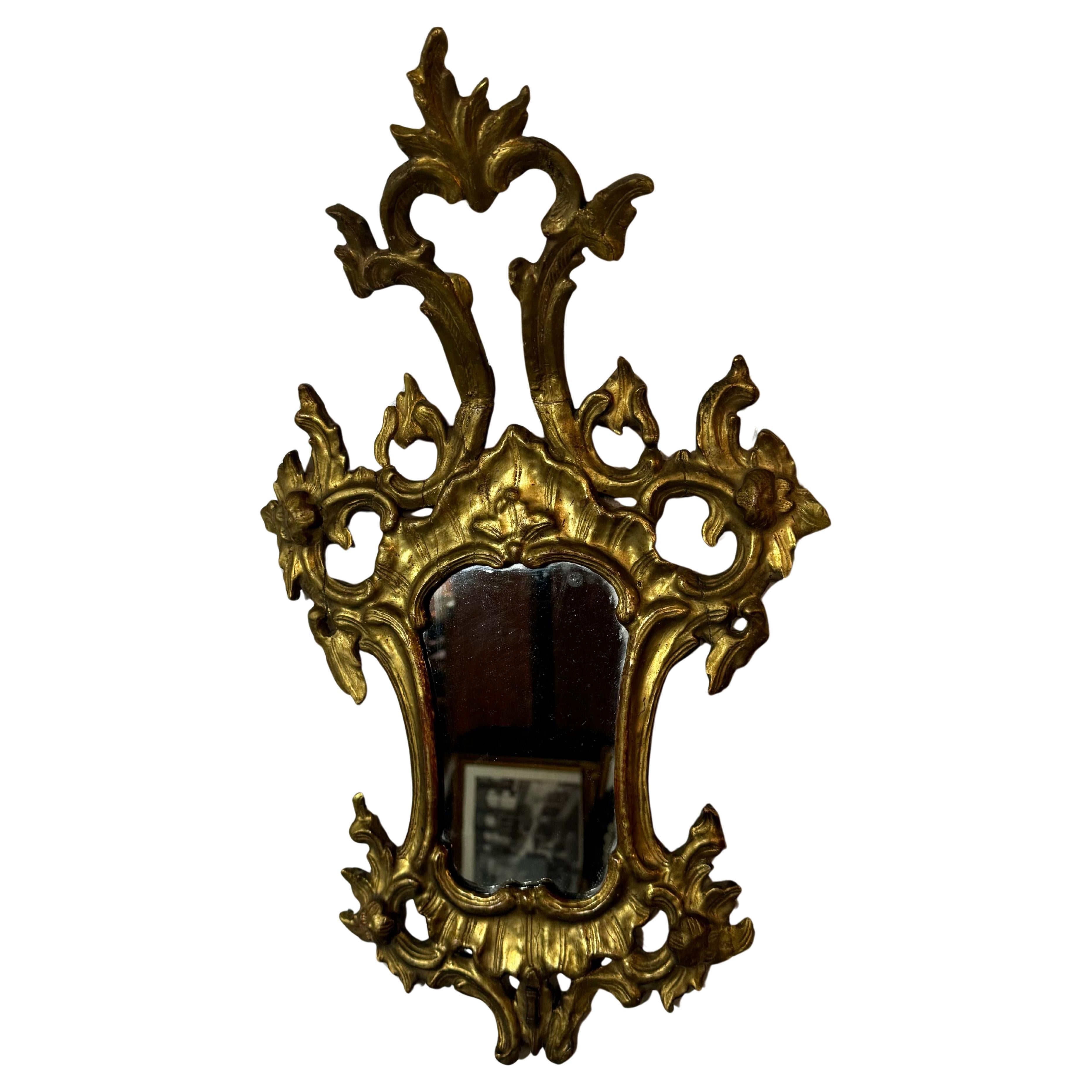 Miroir en bois doré vénitien rococo du XVIIIe siècle, finement sculpté. Grande taille, petites réparations,, 