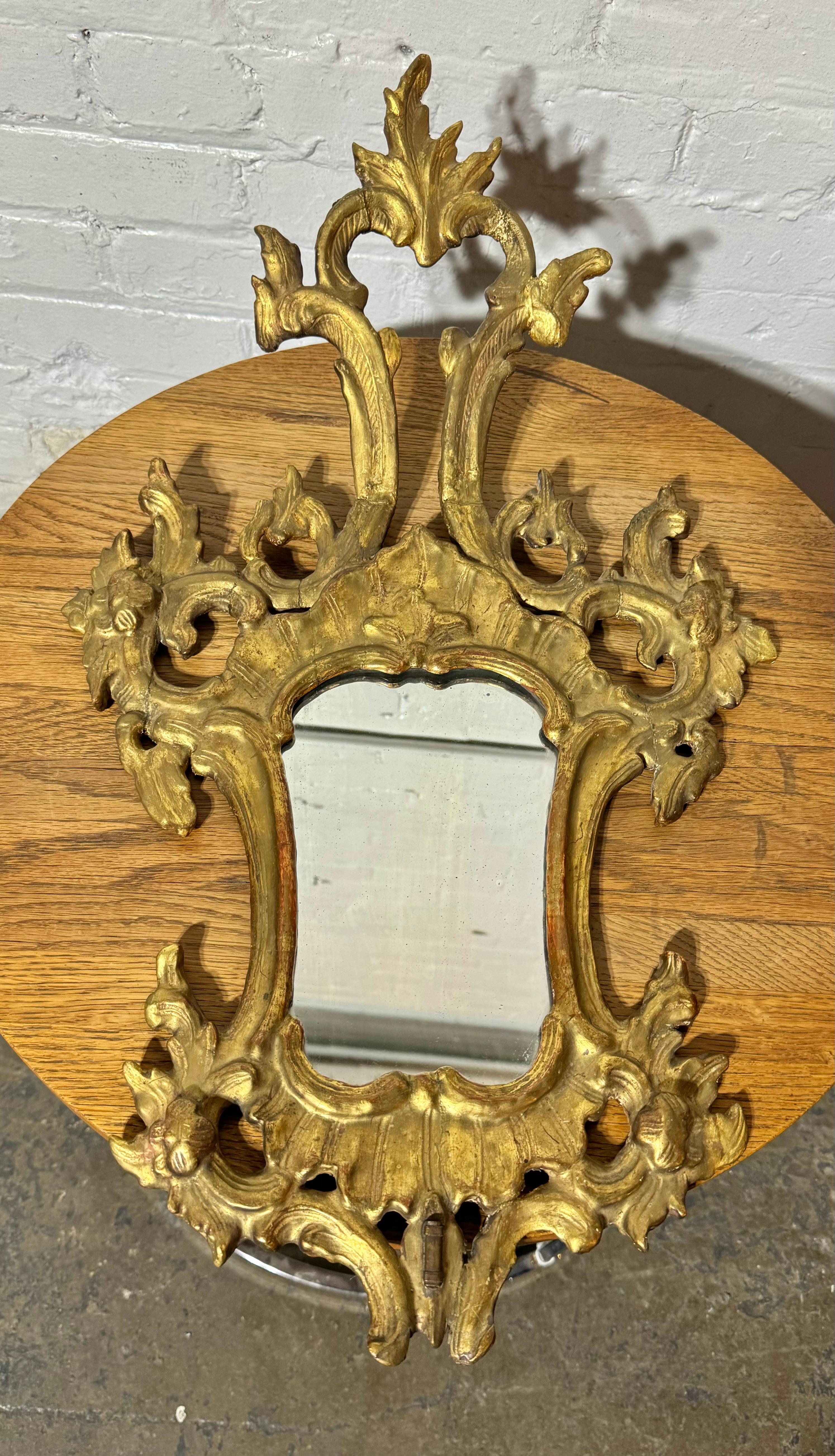 Rococo Miroir Diminutif Doré Vénitien du 18ème siècle en vente