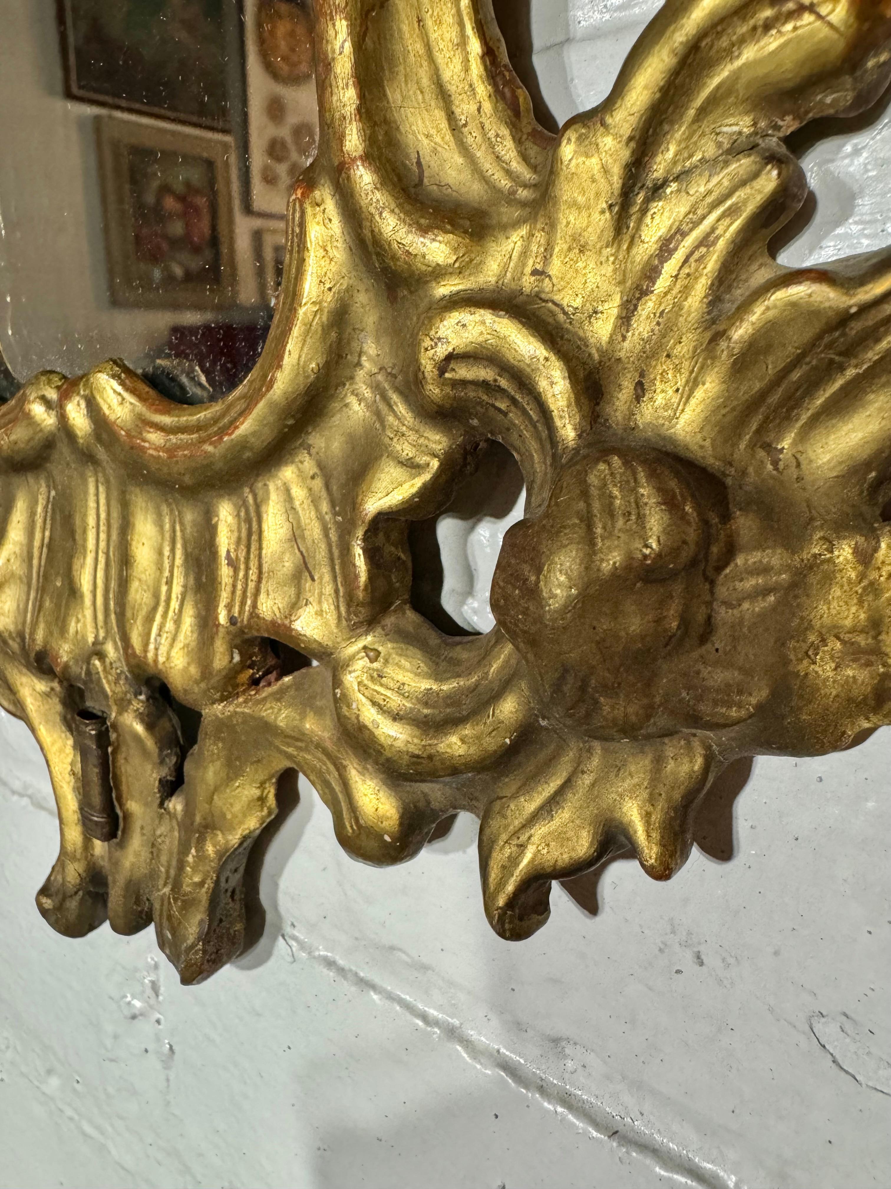 italien Miroir Diminutif Doré Vénitien du 18ème siècle en vente