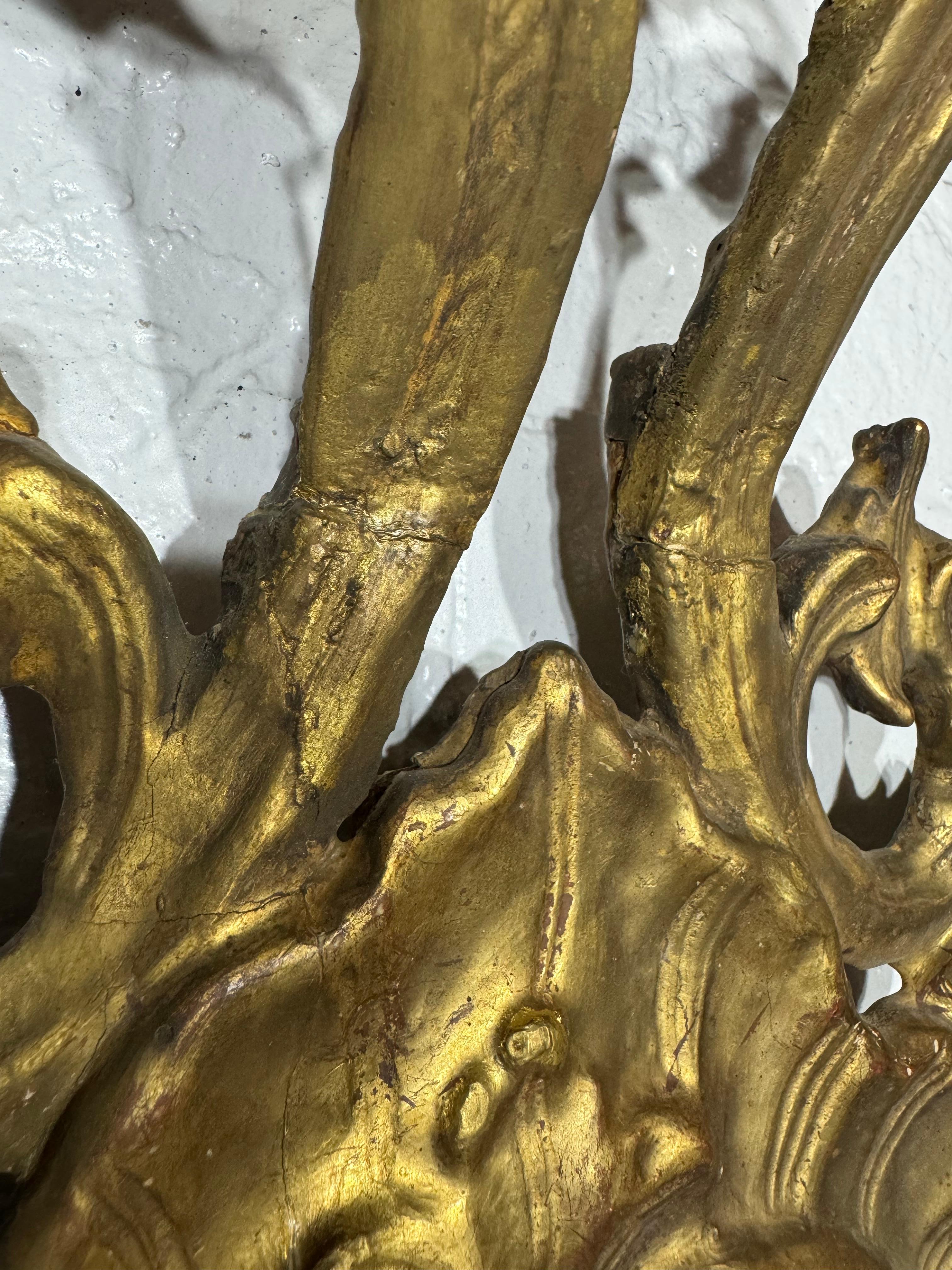 Sculpté Miroir Diminutif Doré Vénitien du 18ème siècle en vente