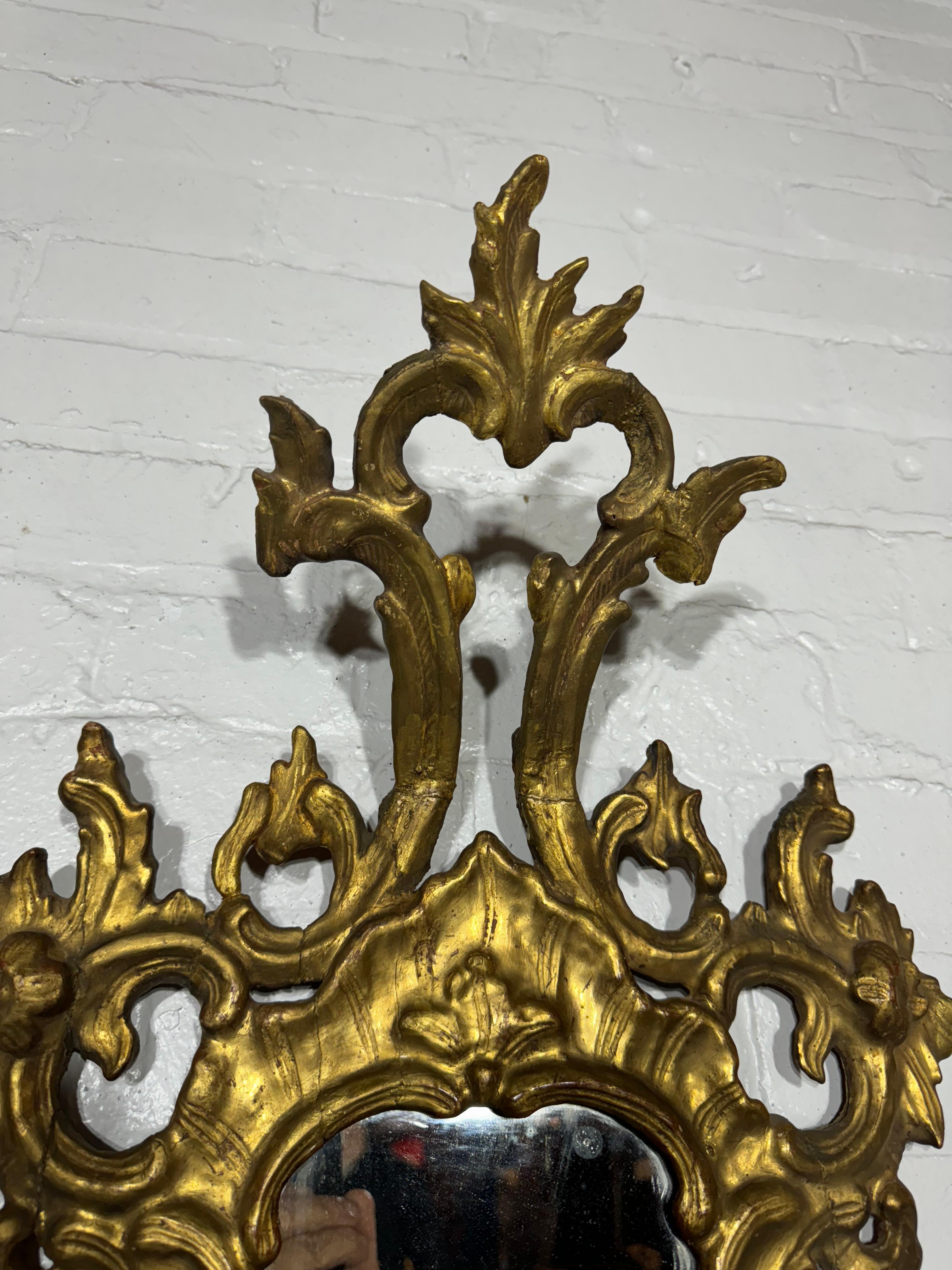 Miroir Diminutif Doré Vénitien du 18ème siècle Abîmé - En vente à Buffalo, NY
