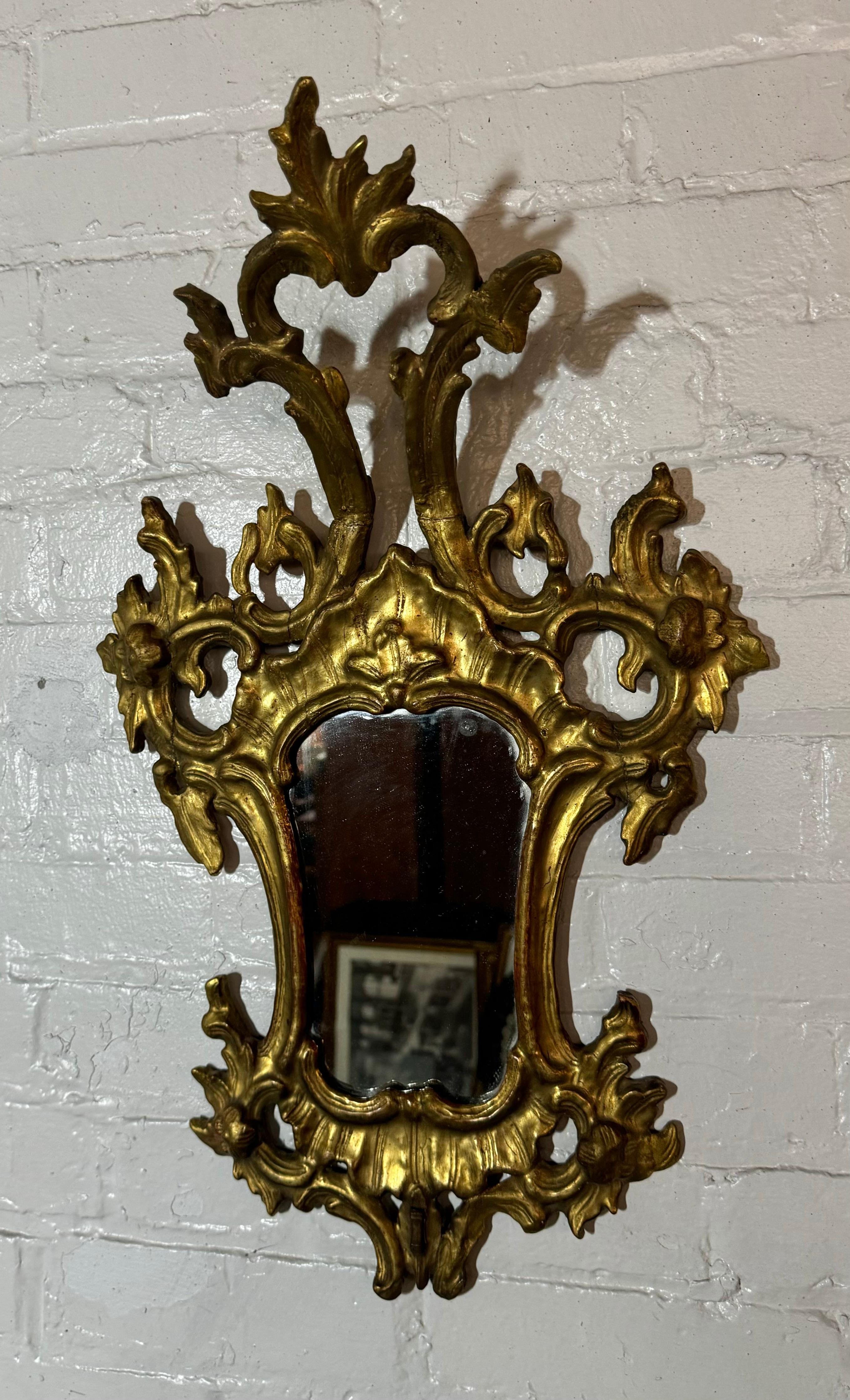 Verre Miroir Diminutif Doré Vénitien du 18ème siècle en vente