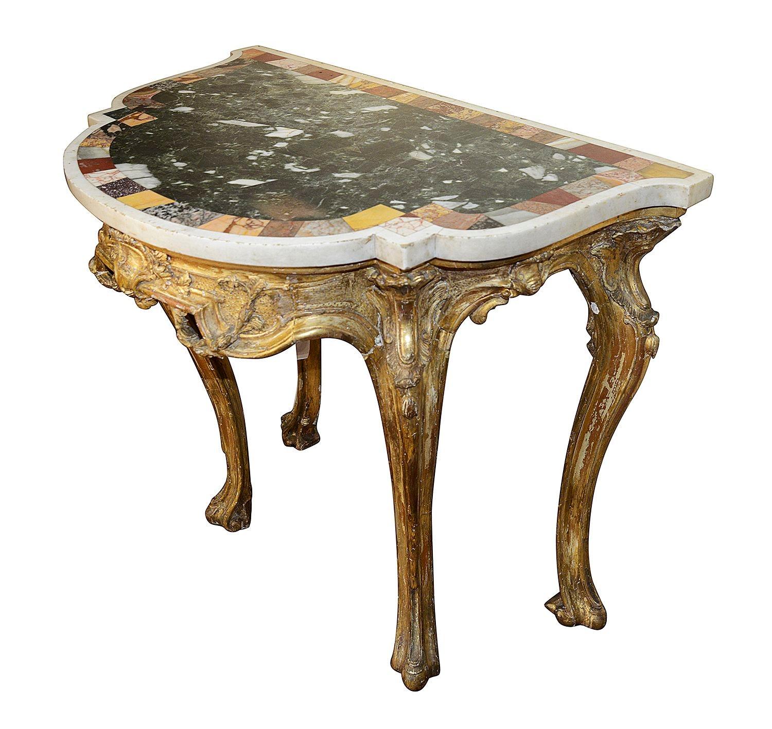 Eine markante 18. Jahrhundert geschnitzt vergoldetem Holz venezianischen Konsole Tisch, mit einer wunderbaren ursprünglichen Serpentin geformt eingelegten Probe Marmorplatte. Auf vier klassischen Cabriole-Säulen stehend, der Fries mit geschnitzten