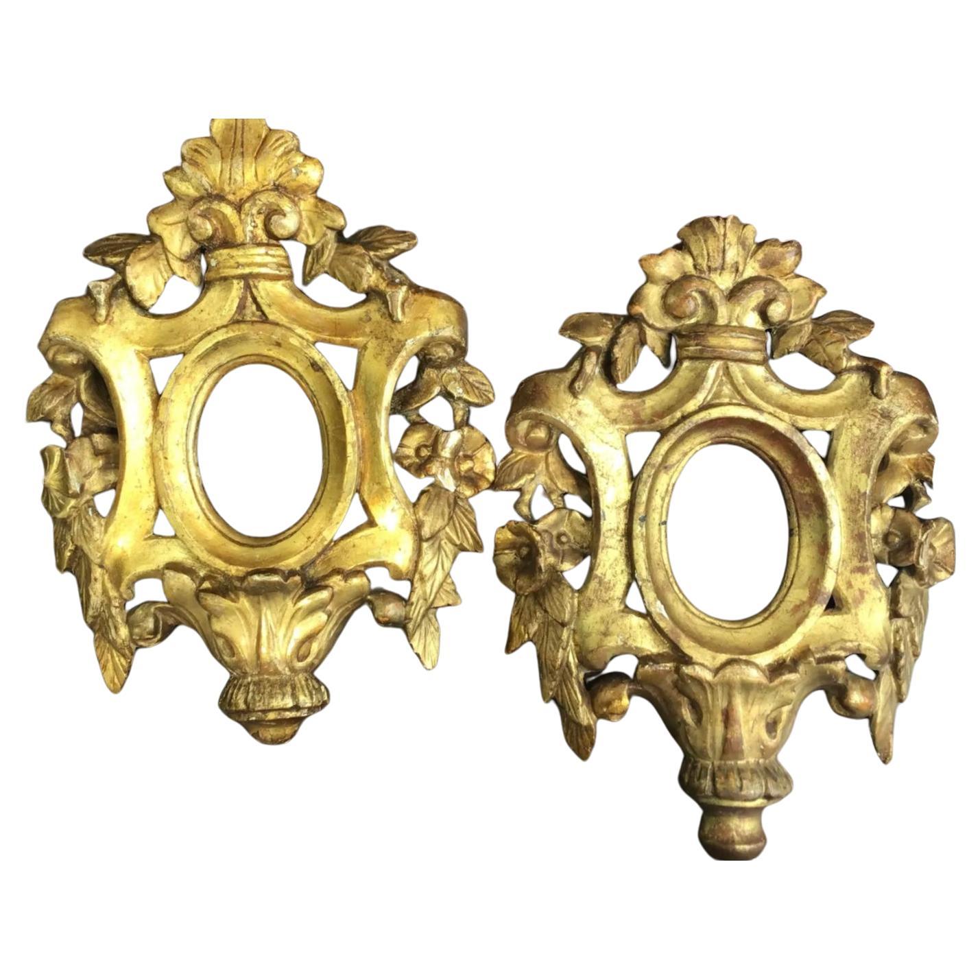 Par de marcos venecianos de madera dorada del siglo XVIII Italiano en venta