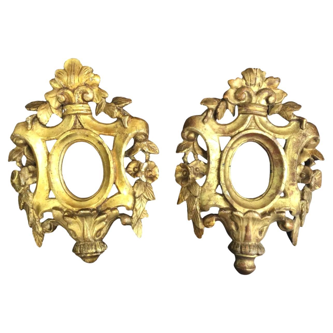Par de marcos venecianos de madera dorada del siglo XVIII Madera dorada en venta