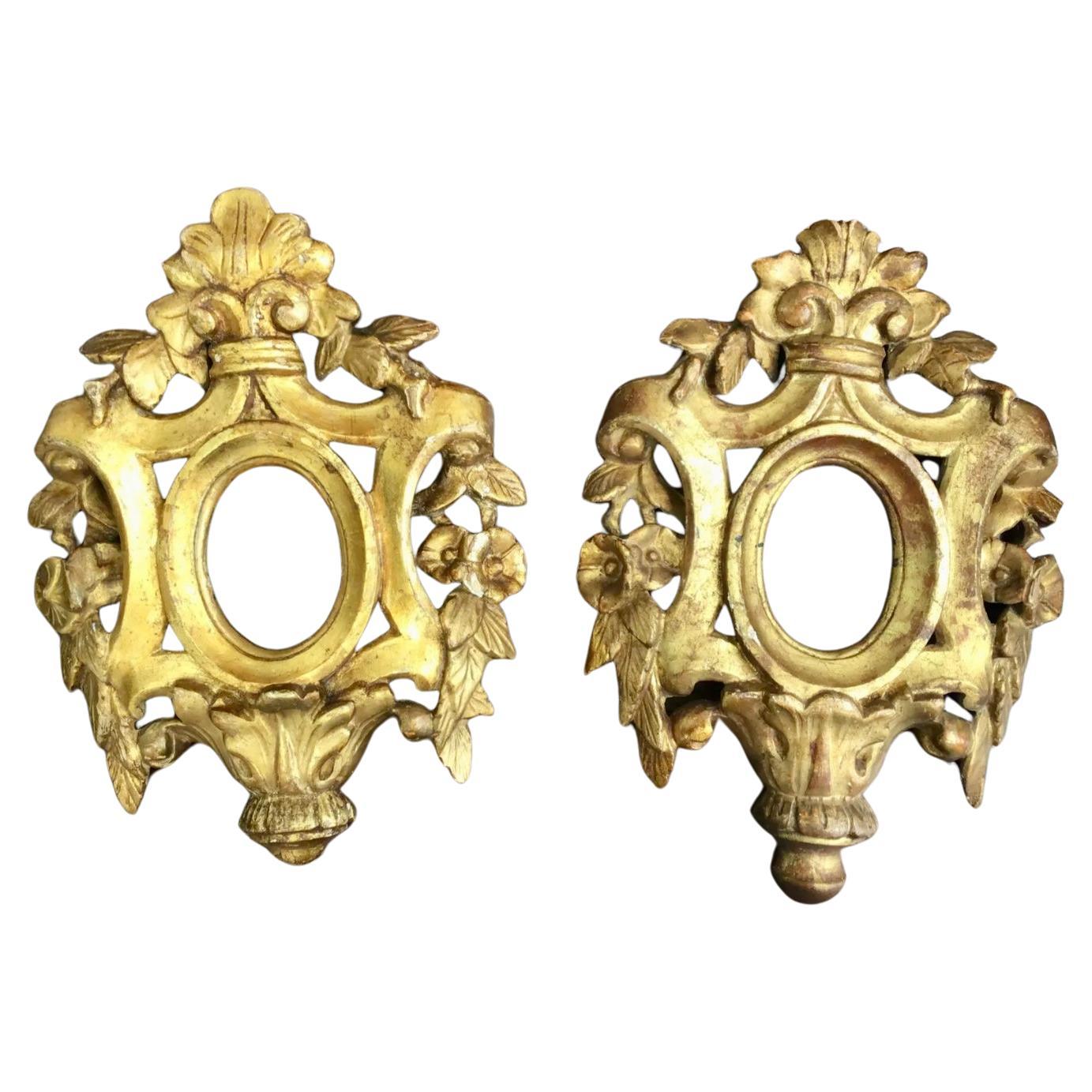 Par de marcos venecianos de madera dorada del siglo XVIII en venta