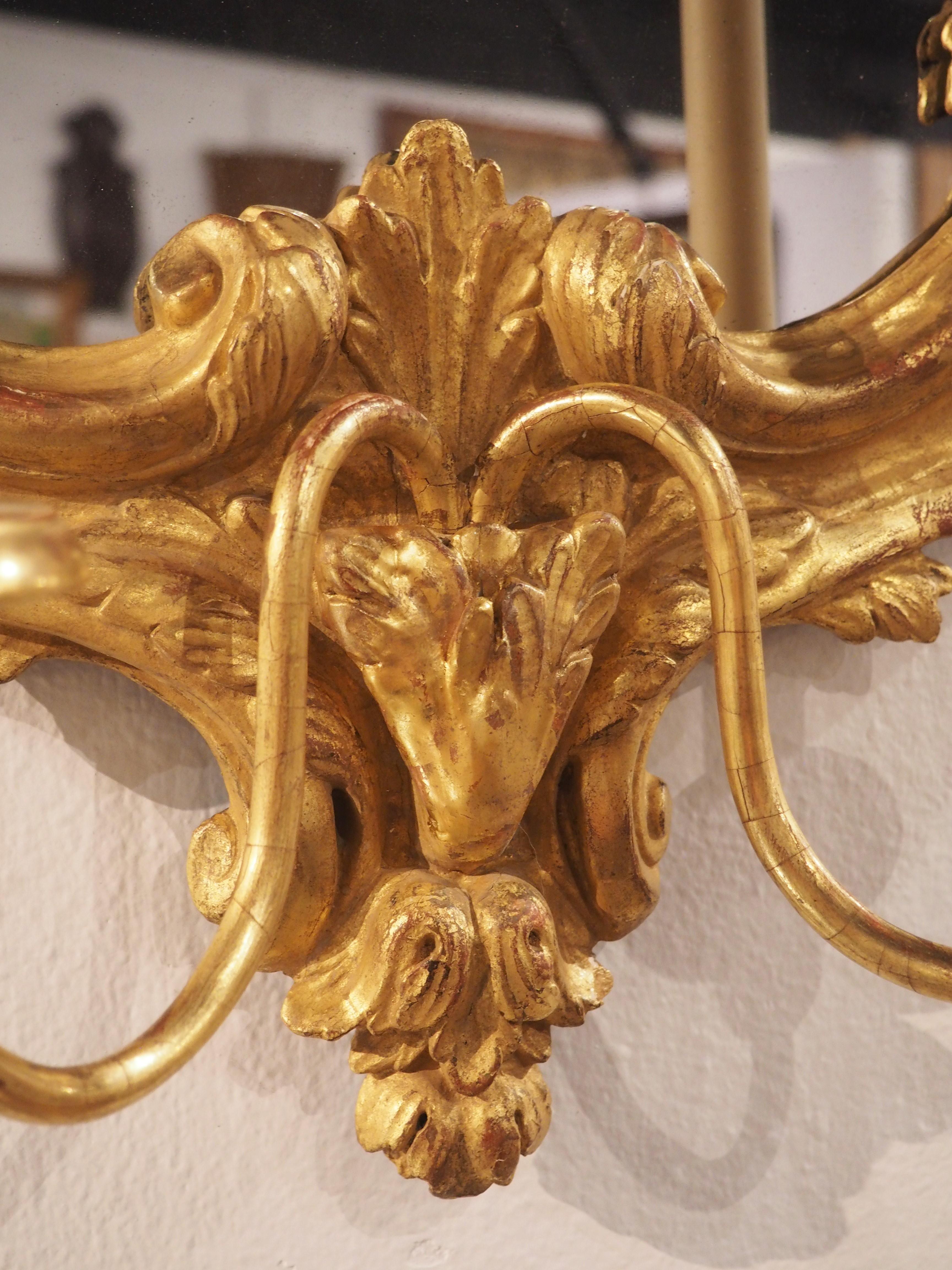 Venezianischer Giltwood-Wandleuchter mit zwei Armen und Spiegeln aus dem 18. im Angebot 5