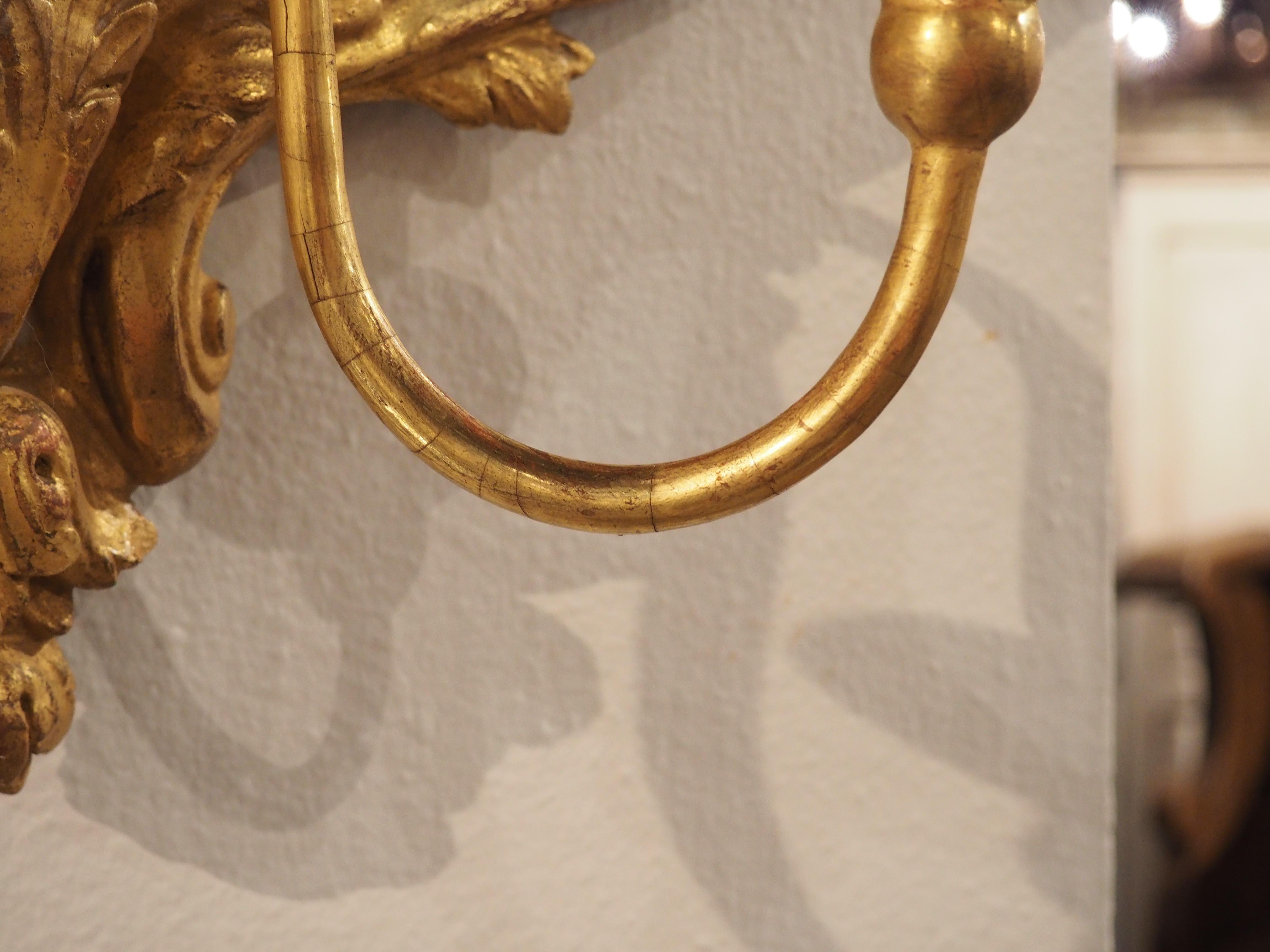 Venezianischer Giltwood-Wandleuchter mit zwei Armen und Spiegeln aus dem 18. im Angebot 6