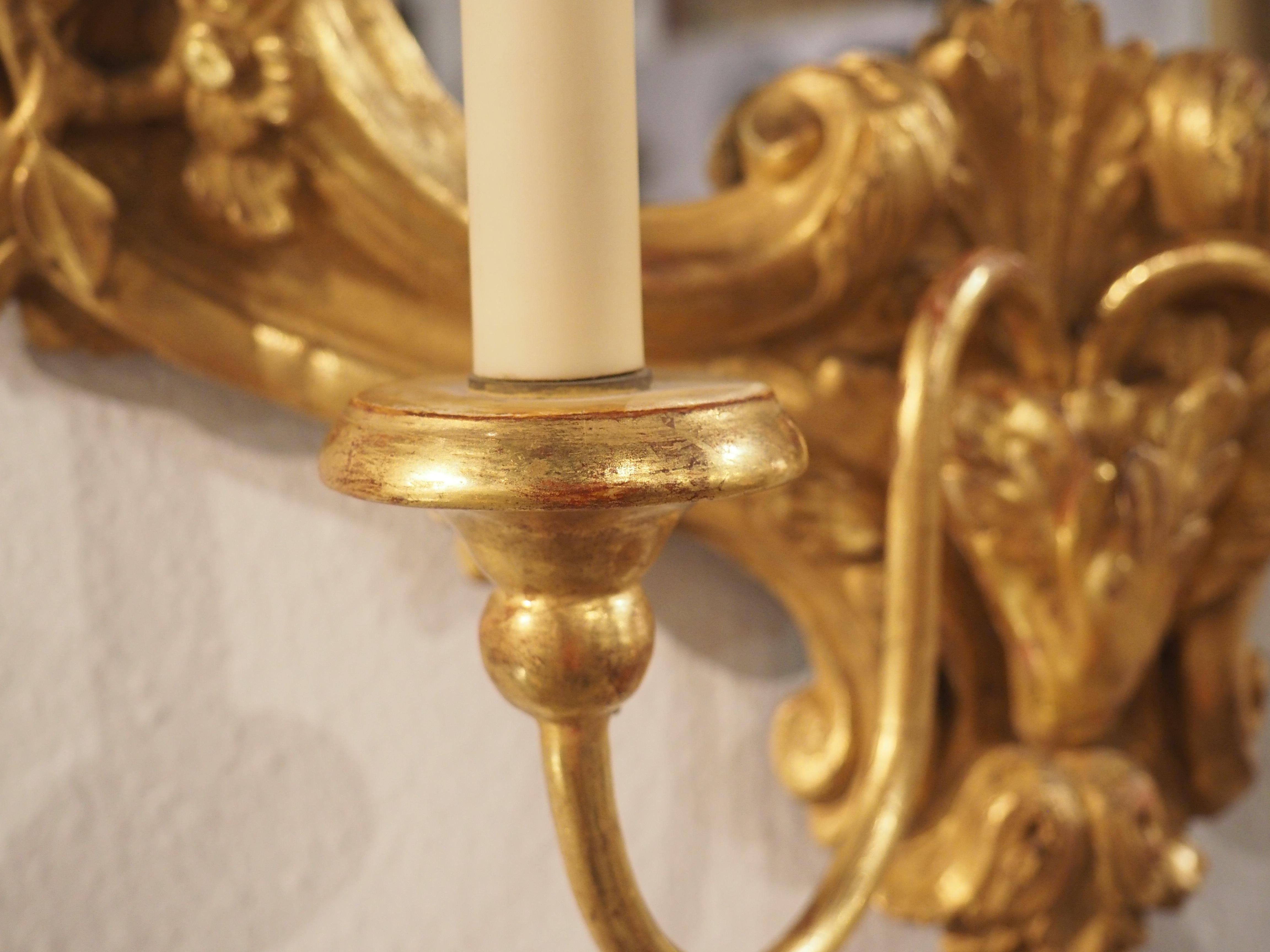 18th Century Venetian Giltwood Mirrored Two-Arm Wall Sconce For Sale 8