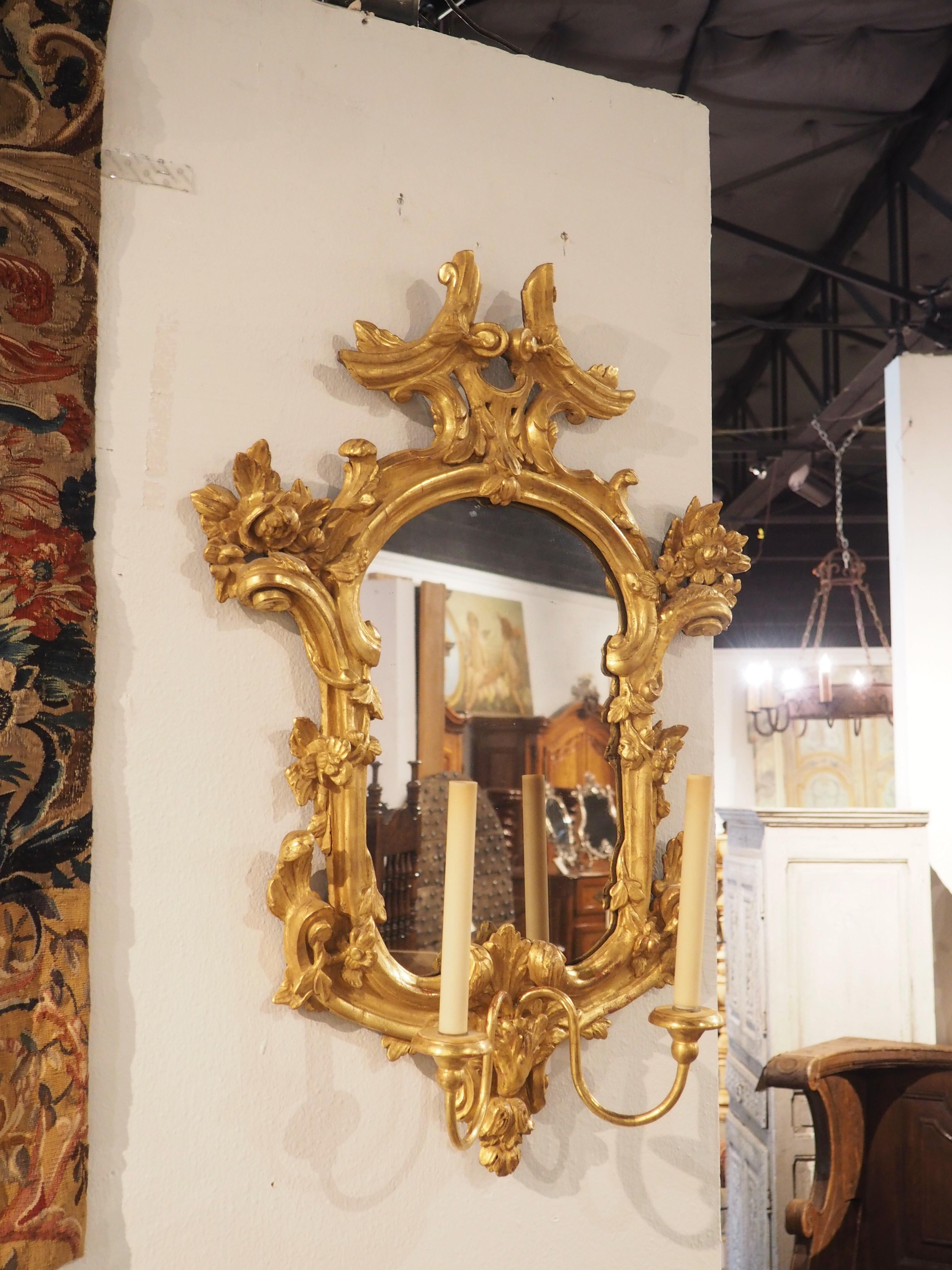 18th Century Venetian Giltwood Mirrored Two-Arm Wall Sconce For Sale 9