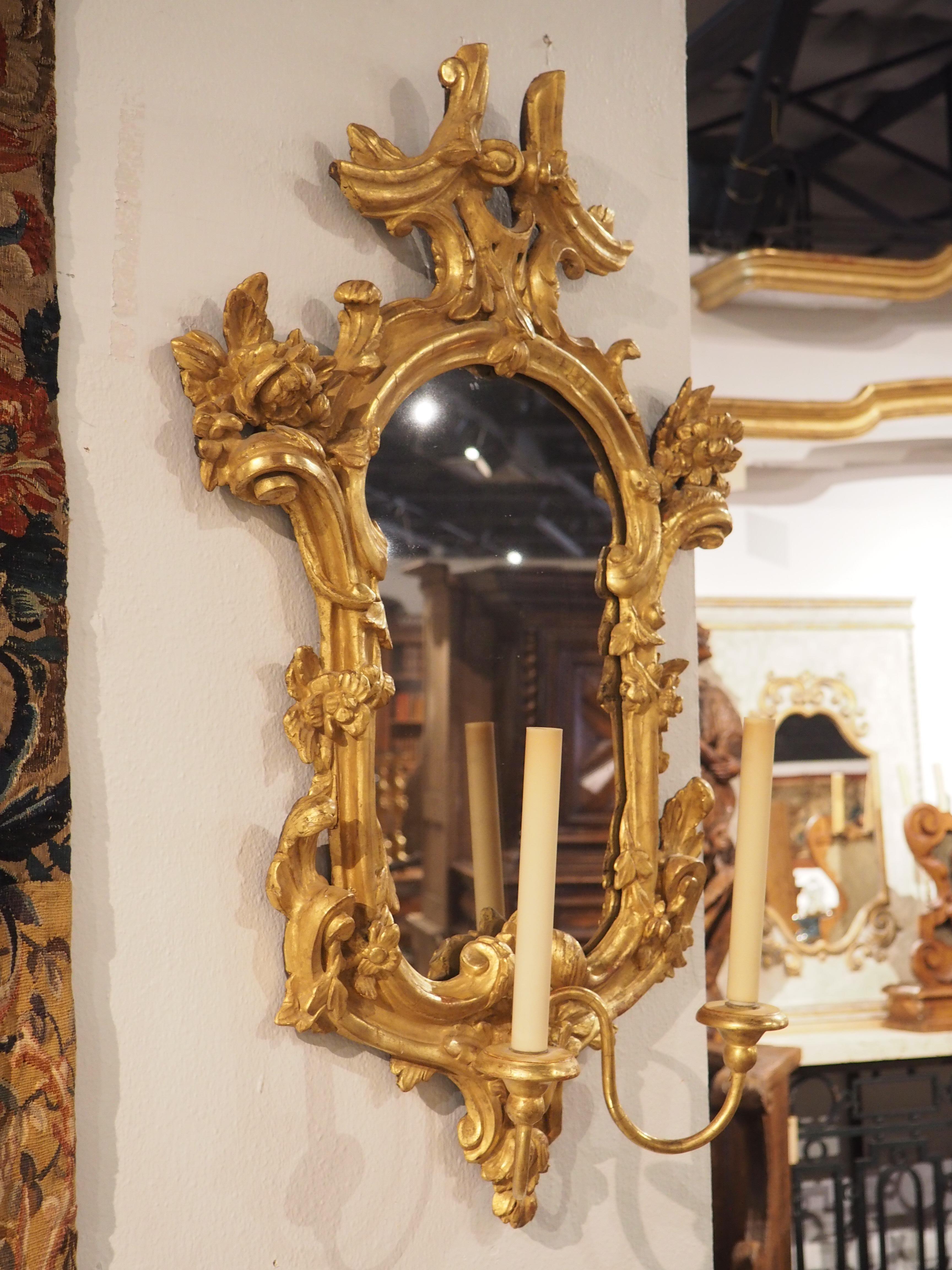Venezianischer Giltwood-Wandleuchter mit zwei Armen und Spiegeln aus dem 18. im Angebot 9