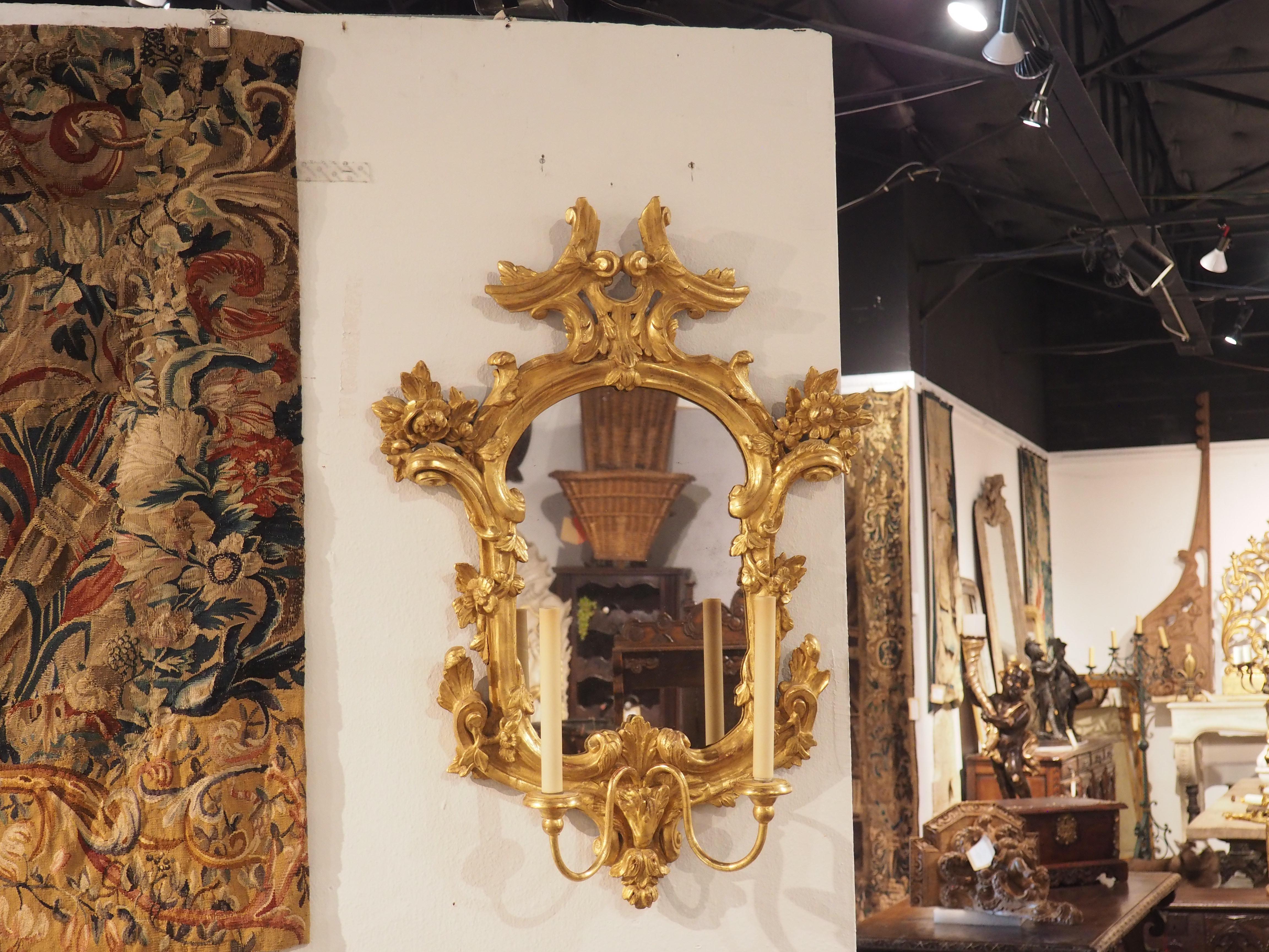 18th Century Venetian Giltwood Mirrored Two-Arm Wall Sconce For Sale 11