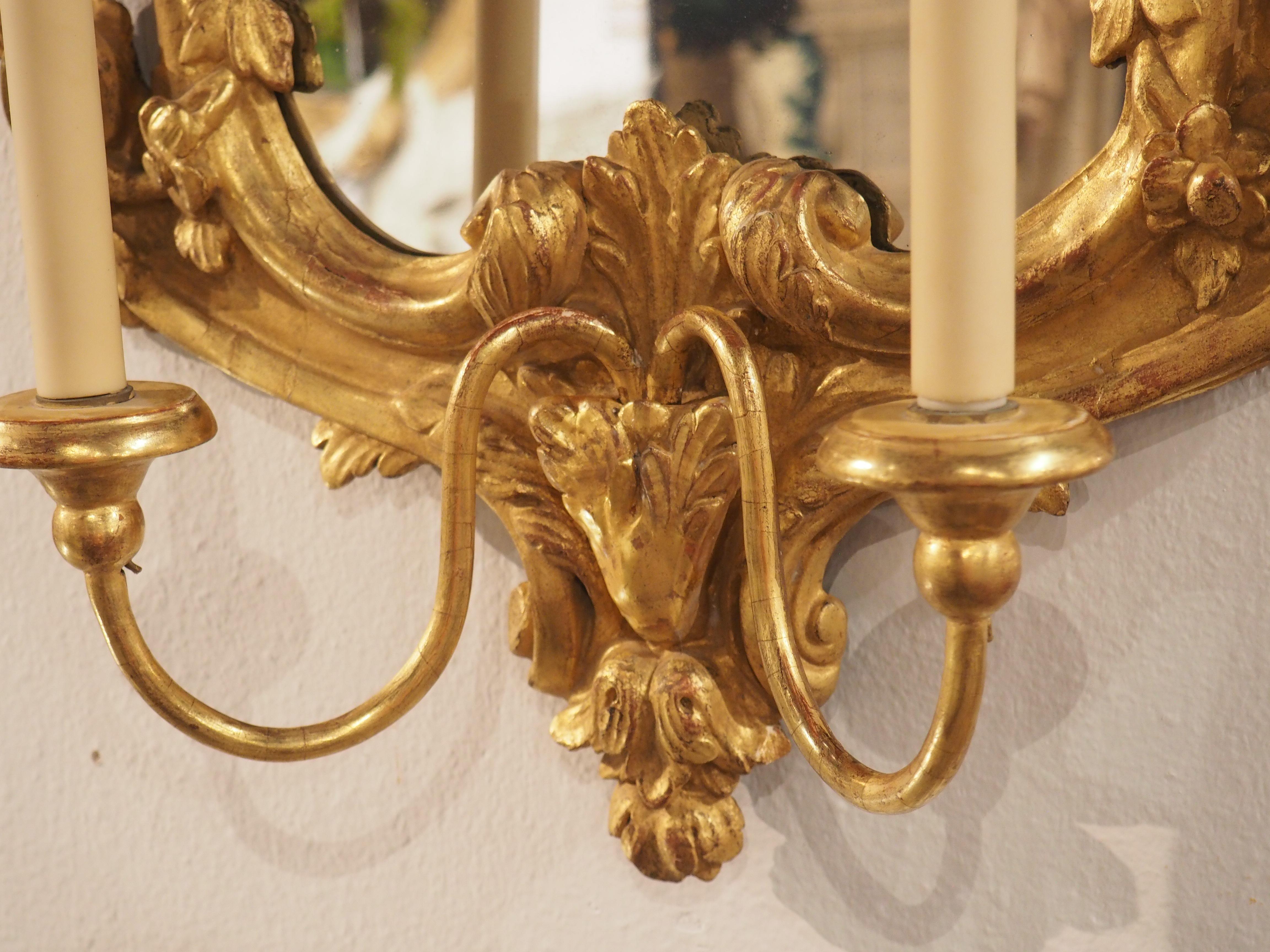 Venezianischer Giltwood-Wandleuchter mit zwei Armen und Spiegeln aus dem 18. (Louis XV.) im Angebot