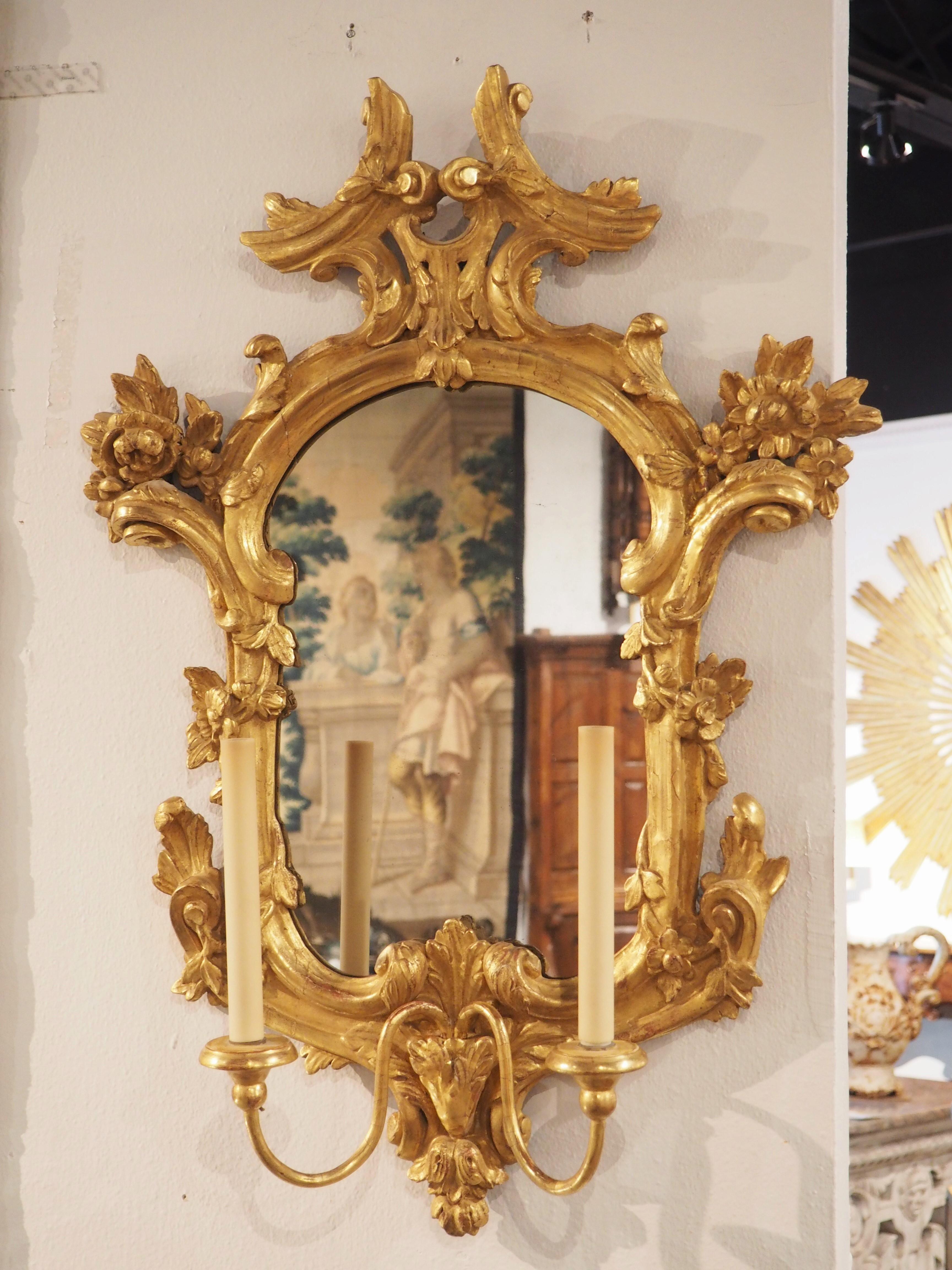 Italian 18th Century Venetian Giltwood Mirrored Two-Arm Wall Sconce For Sale