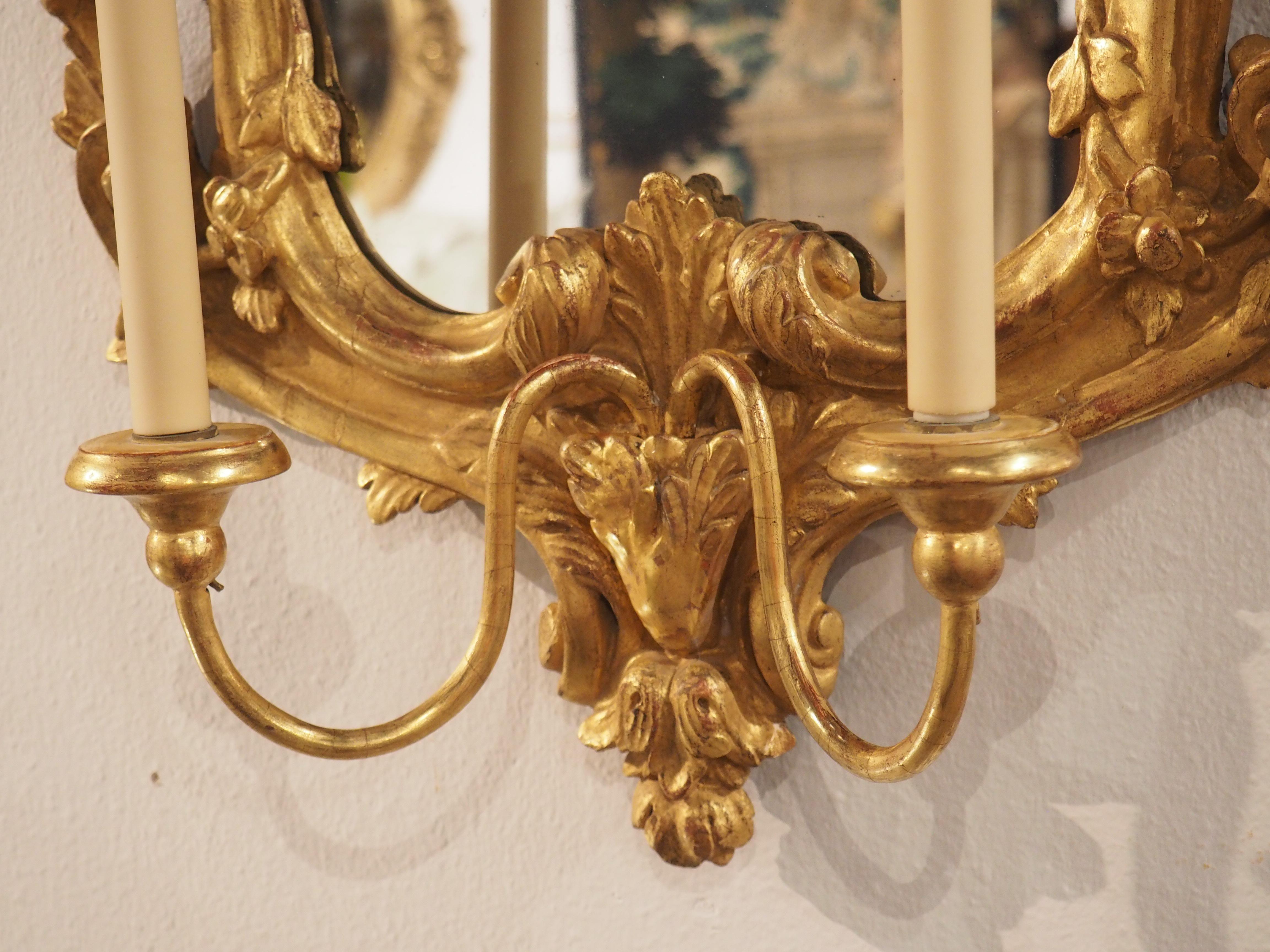 Venezianischer Giltwood-Wandleuchter mit zwei Armen und Spiegeln aus dem 18. (Vergoldet) im Angebot