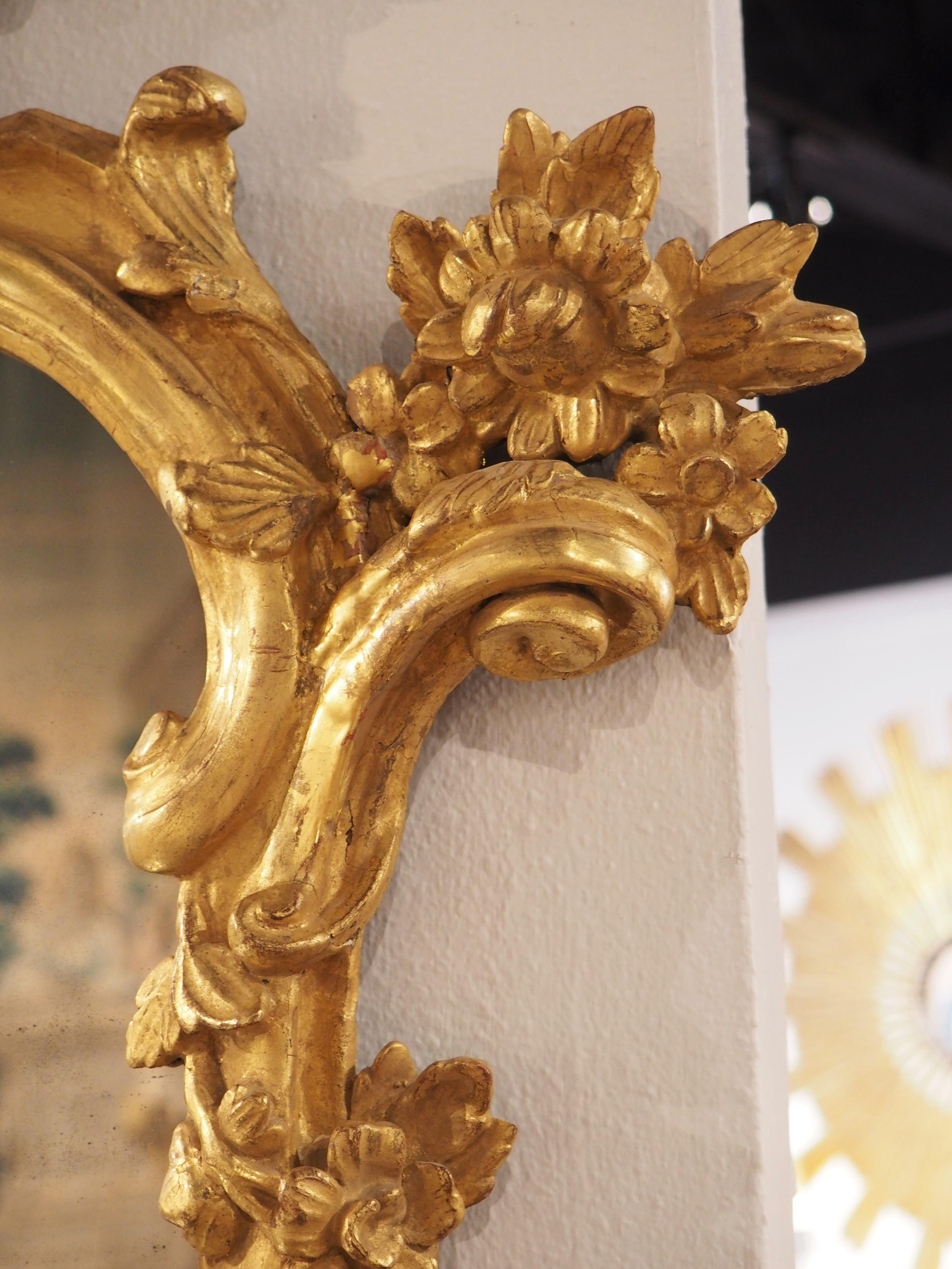 18th Century and Earlier 18th Century Venetian Giltwood Mirrored Two-Arm Wall Sconce For Sale