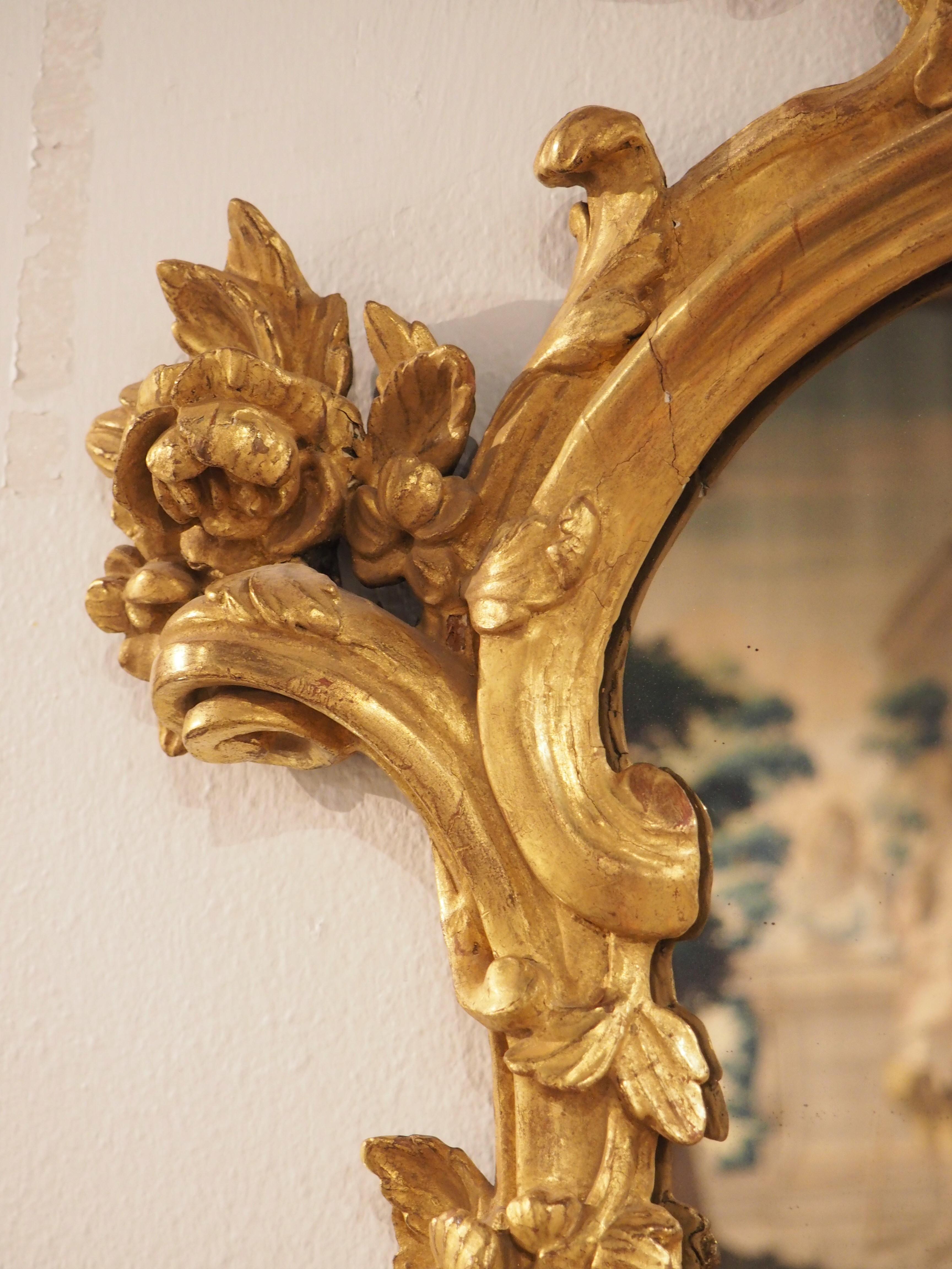 18th Century Venetian Giltwood Mirrored Two-Arm Wall Sconce For Sale 1