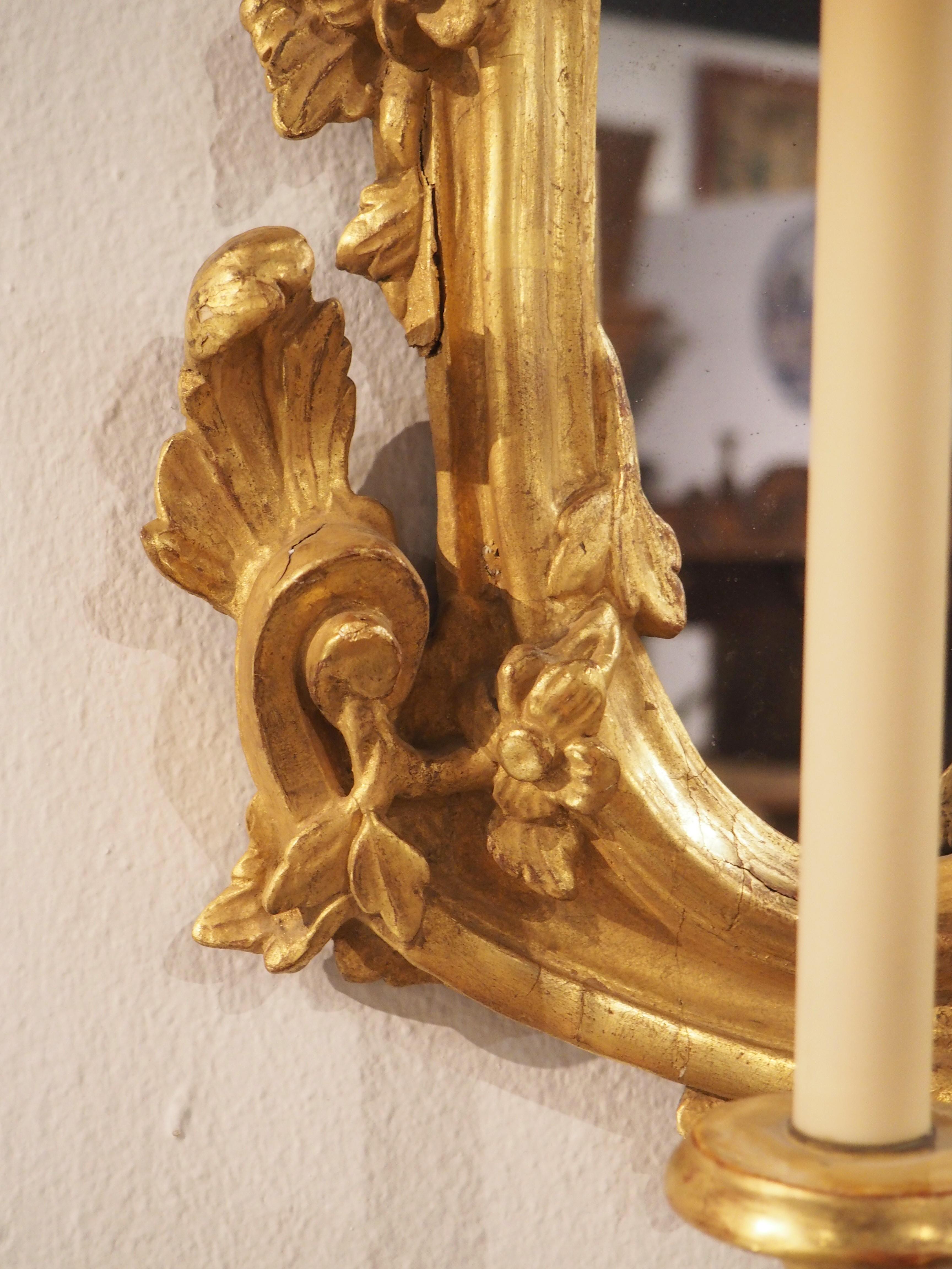 Venezianischer Giltwood-Wandleuchter mit zwei Armen und Spiegeln aus dem 18. im Angebot 2