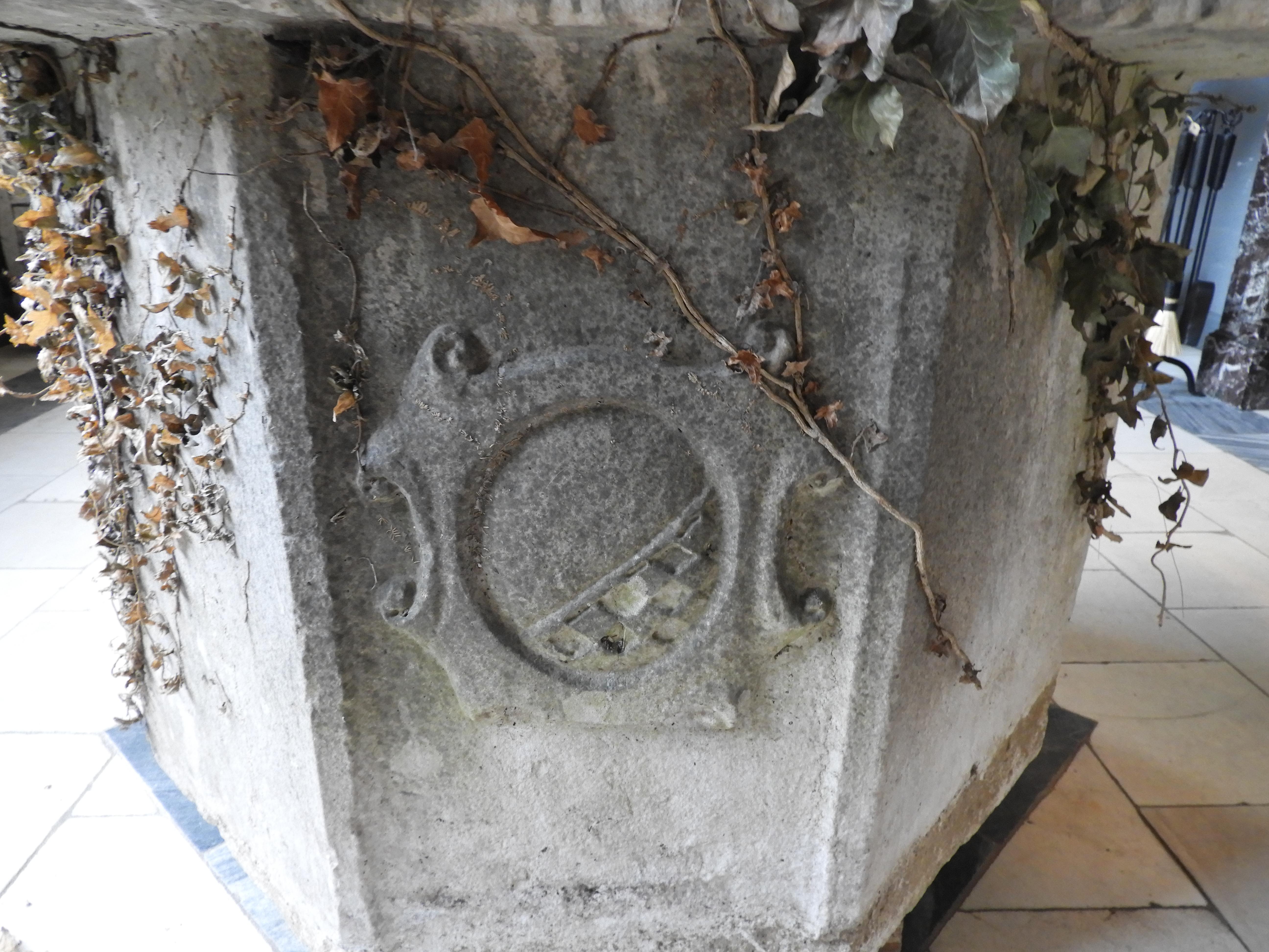 18th Century Venetian Limestone Wellhead In Good Condition For Sale In Zedelgem, BE