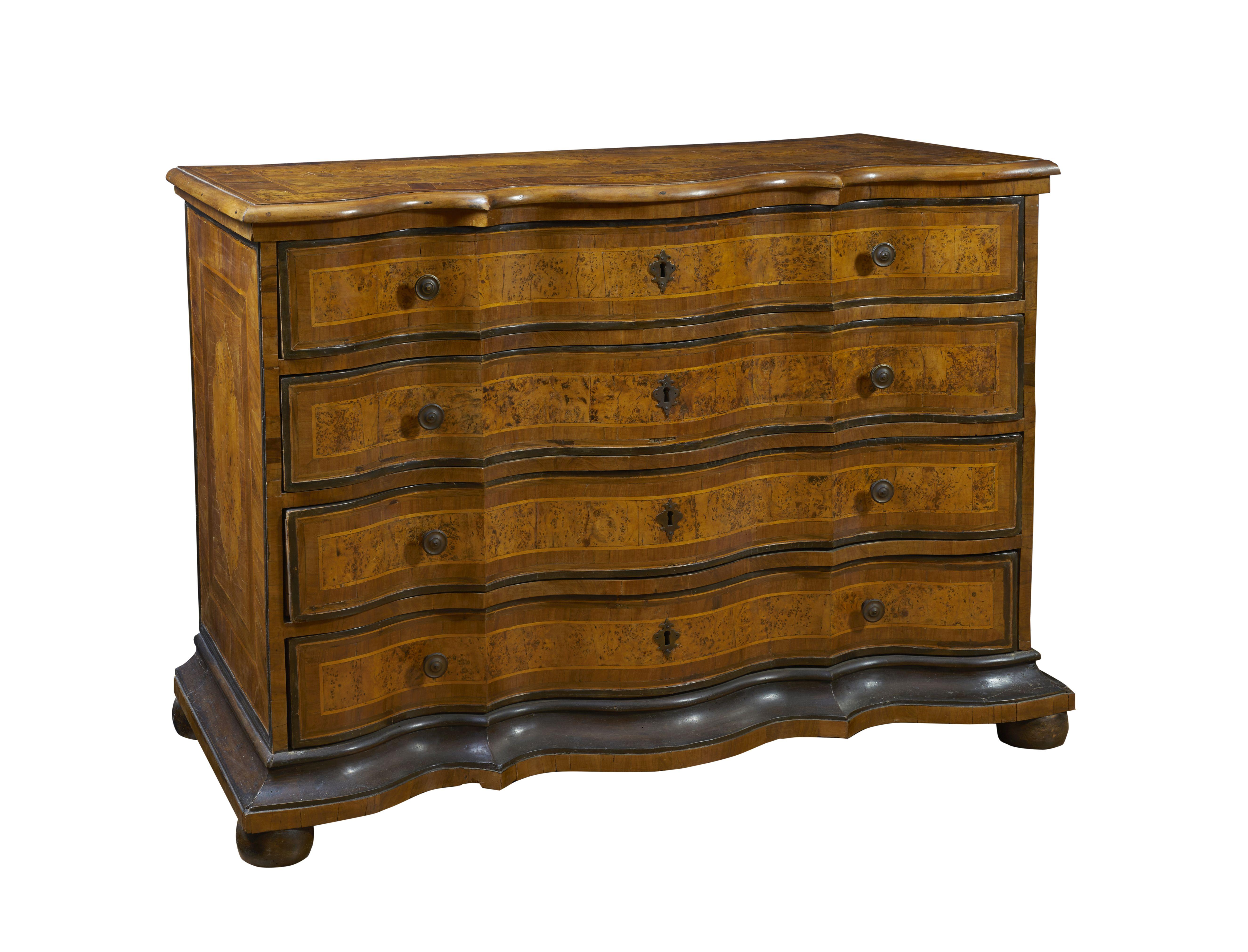 Venetian chest of drawers in walnut, burr walnut, thuja and poplar interior measuring 105 x 135 x 55 cm moved centrally in an elegant and delightful manner from the beginning of the 18th century.

The incessant alternation of undulation
