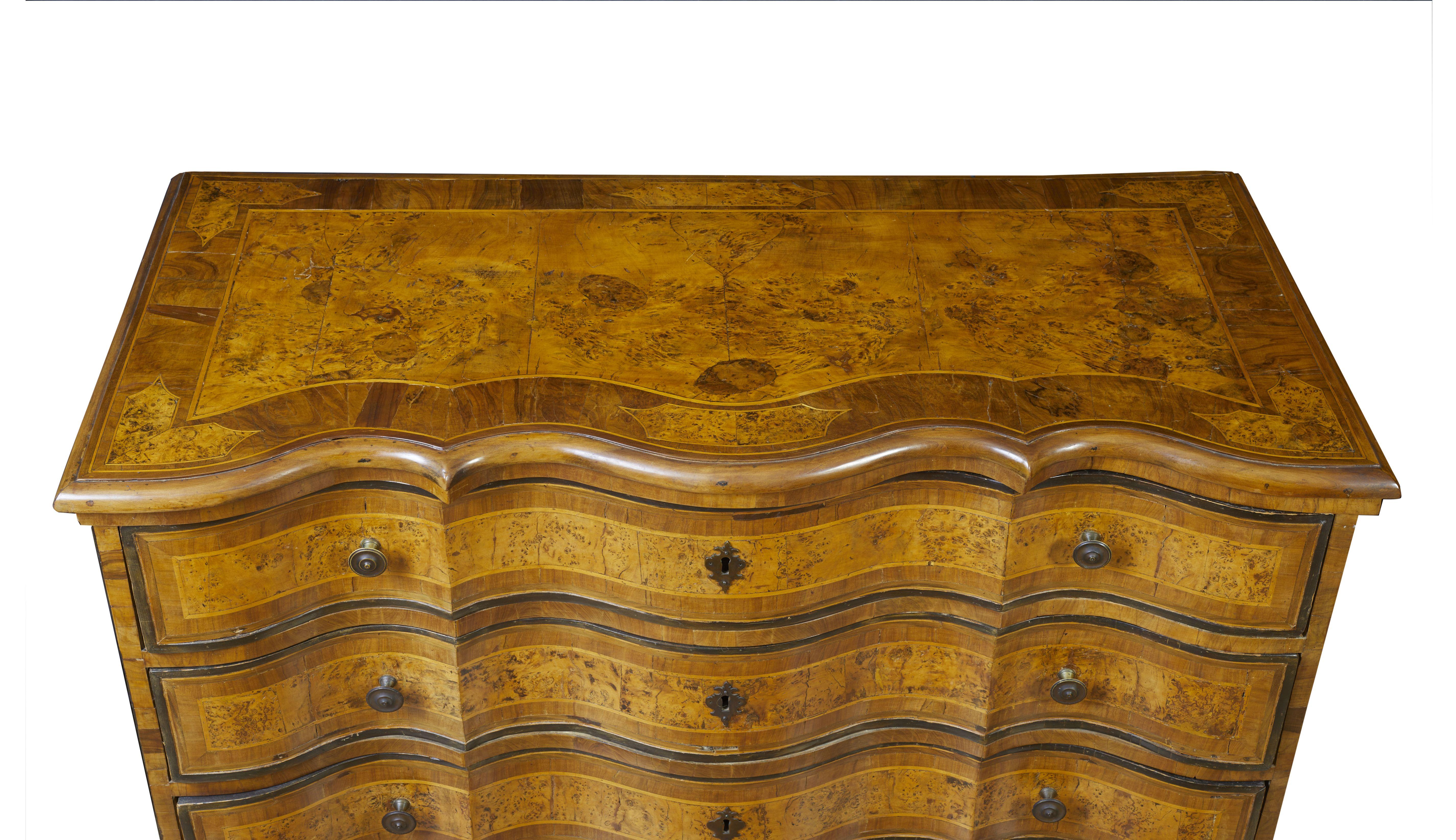 Hand-Carved 18th Century Venetian Louis XV Chest of Drawers Walnut Tuia Venezia For Sale