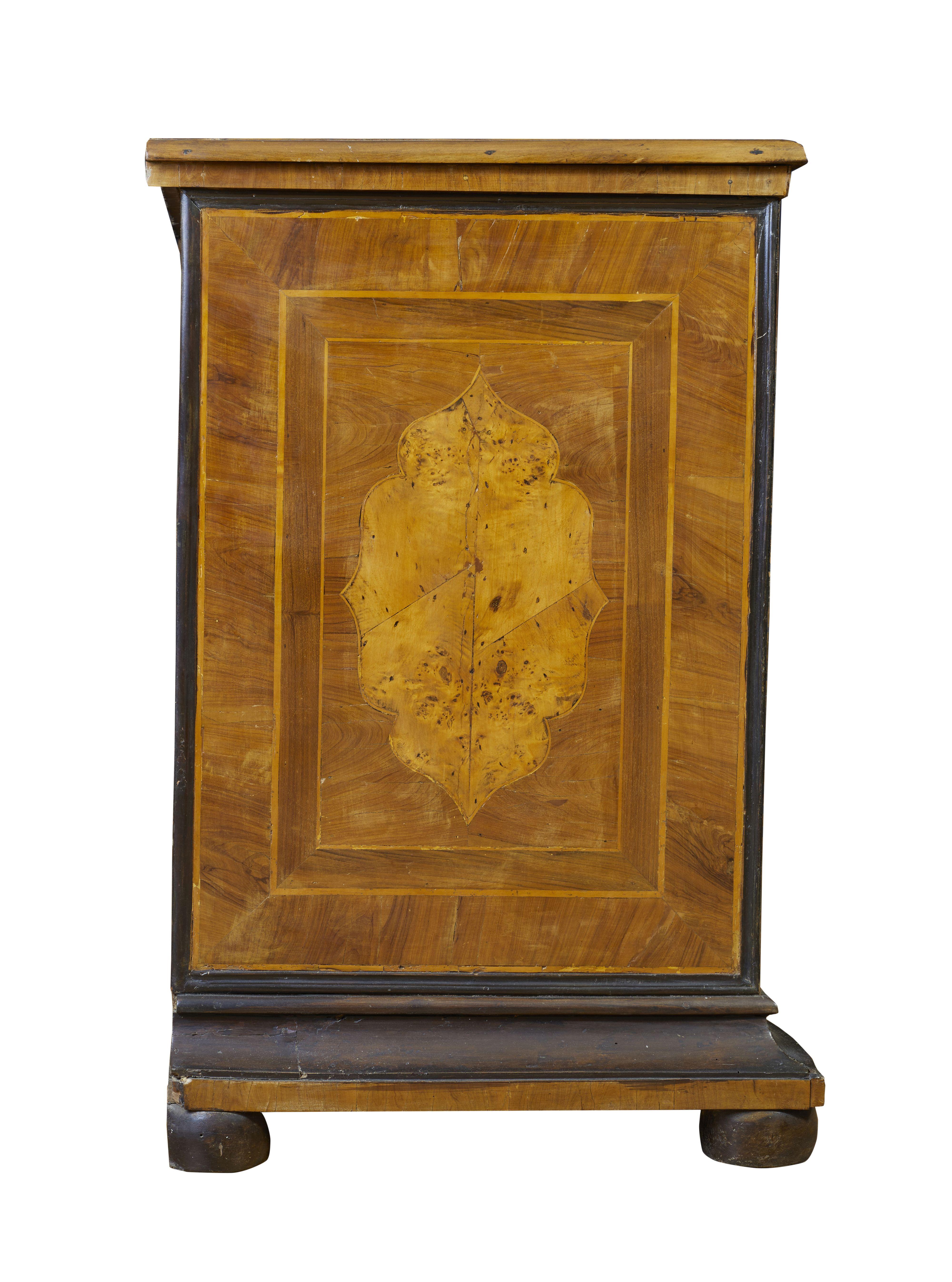 18th Century Venetian Louis XV Chest of Drawers Walnut Tuia Venezia In Good Condition For Sale In Sanremo, IM