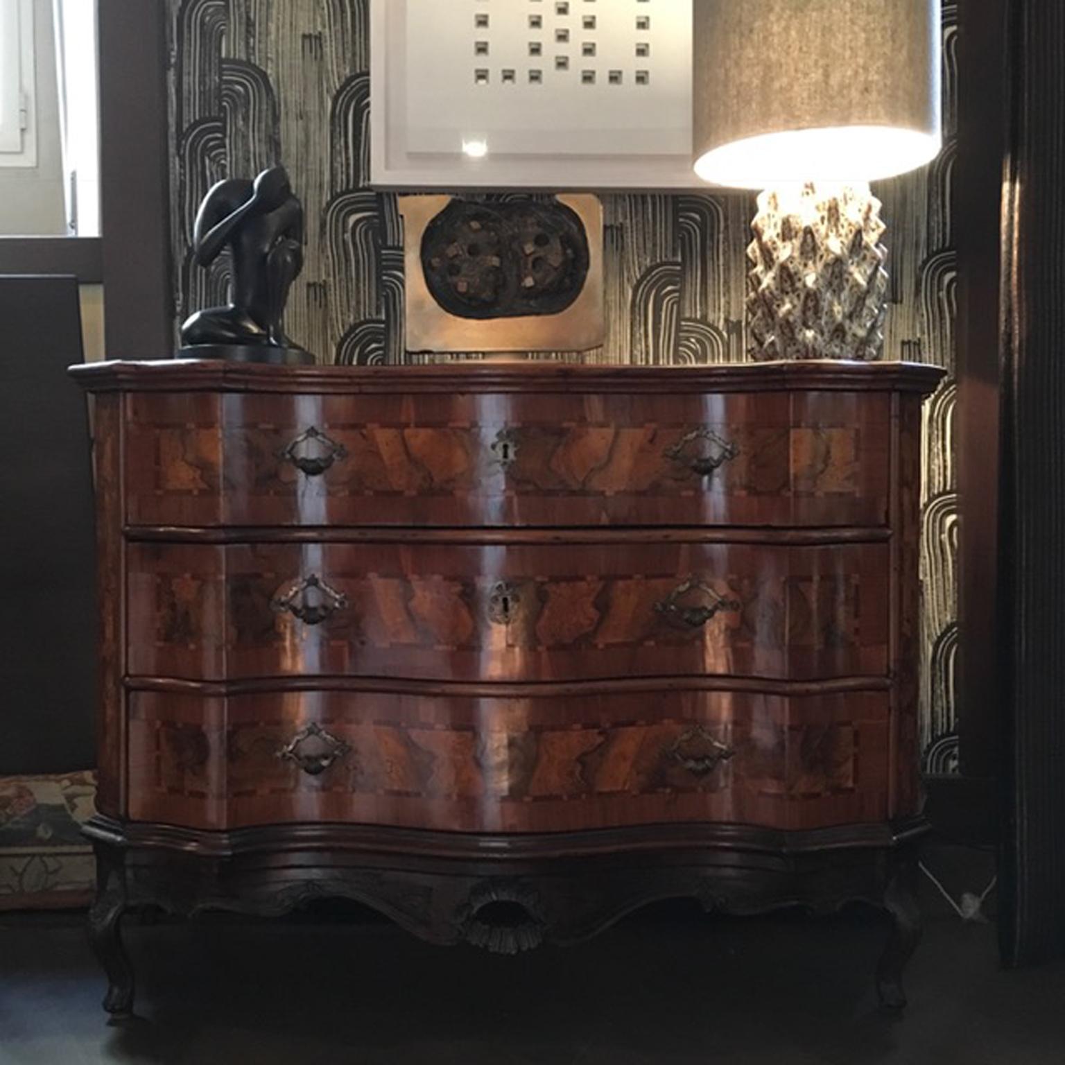 Italy Venezia 18th Century Baroque Olive and Briar Wood Chest of Drawers For Sale 5
