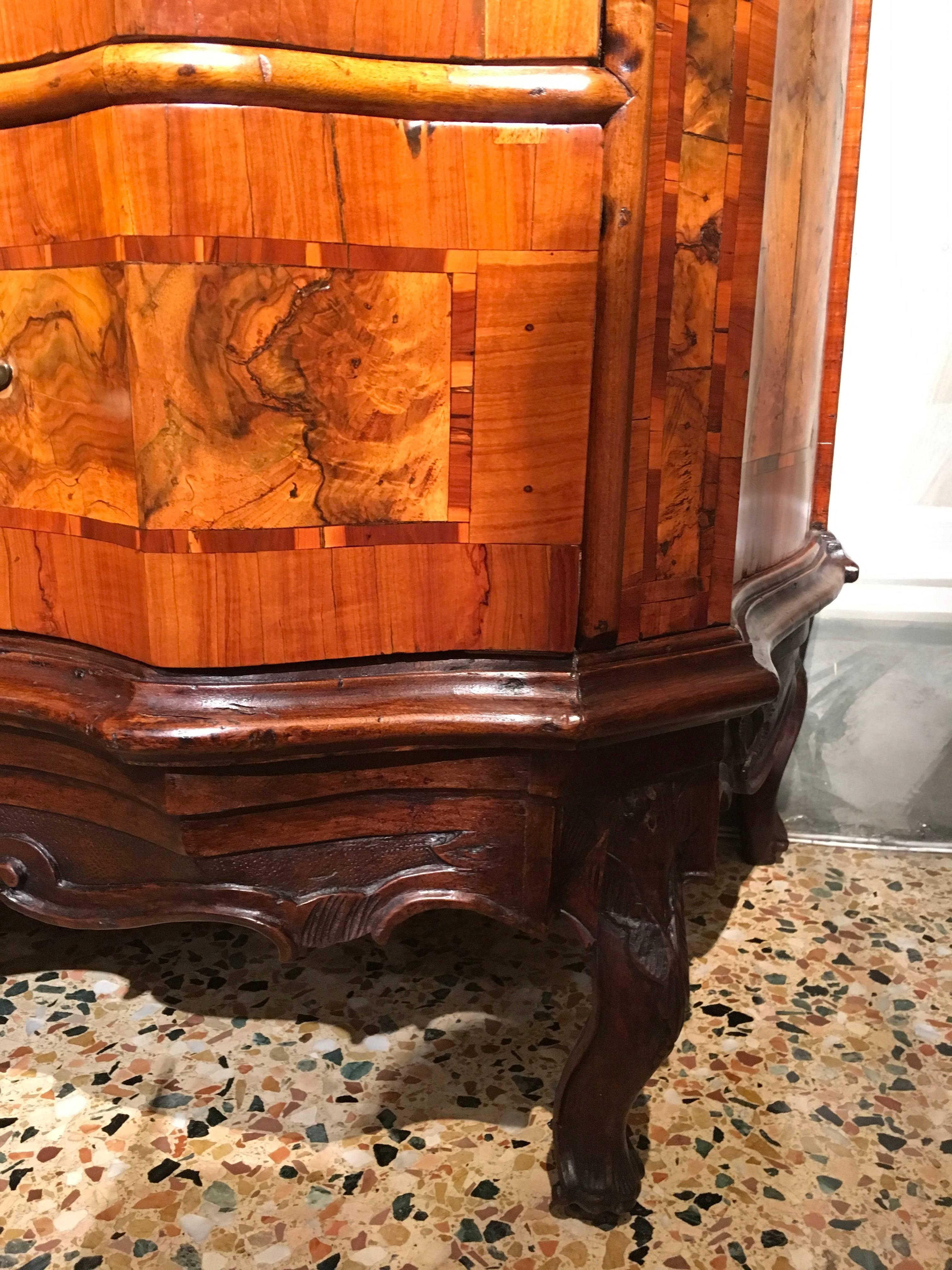 Louis XV Italy Venezia 18th Century Baroque Olive and Briar Wood Chest of Drawers For Sale