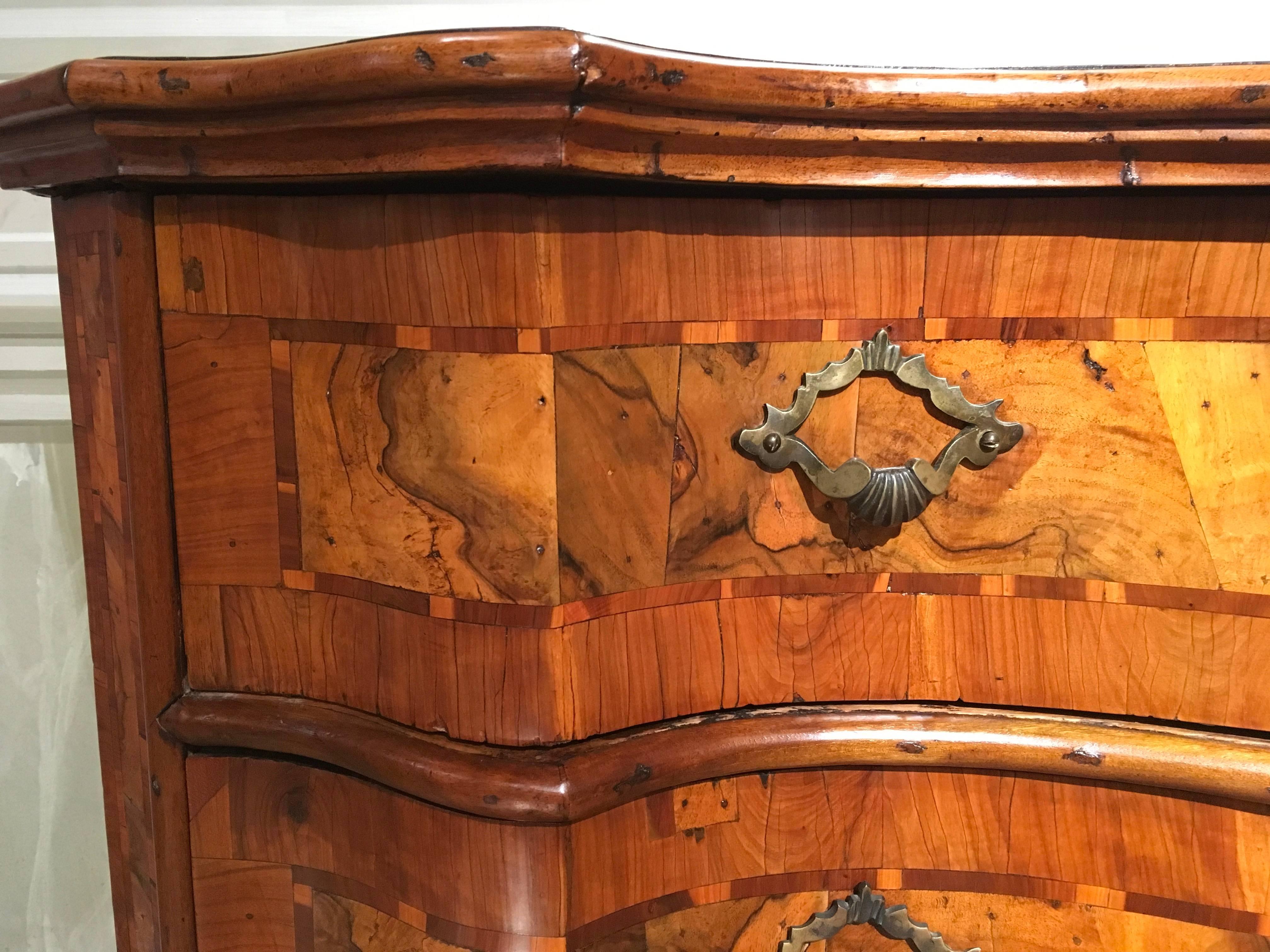 Italian Italy Venezia 18th Century Baroque Olive and Briar Wood Chest of Drawers For Sale