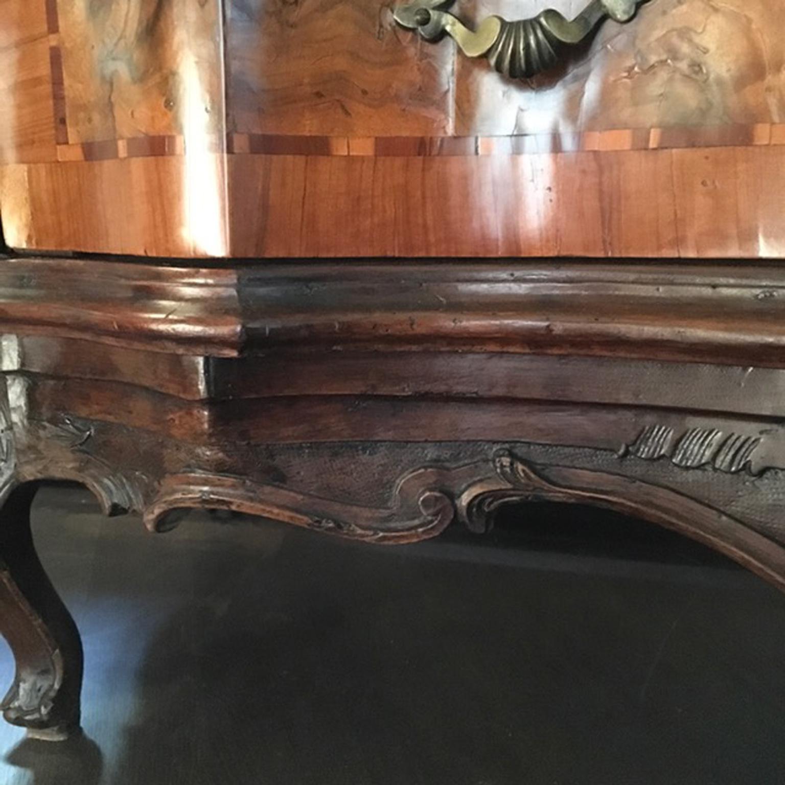 Walnut Italy Venezia 18th Century Baroque Olive and Briar Wood Chest of Drawers For Sale