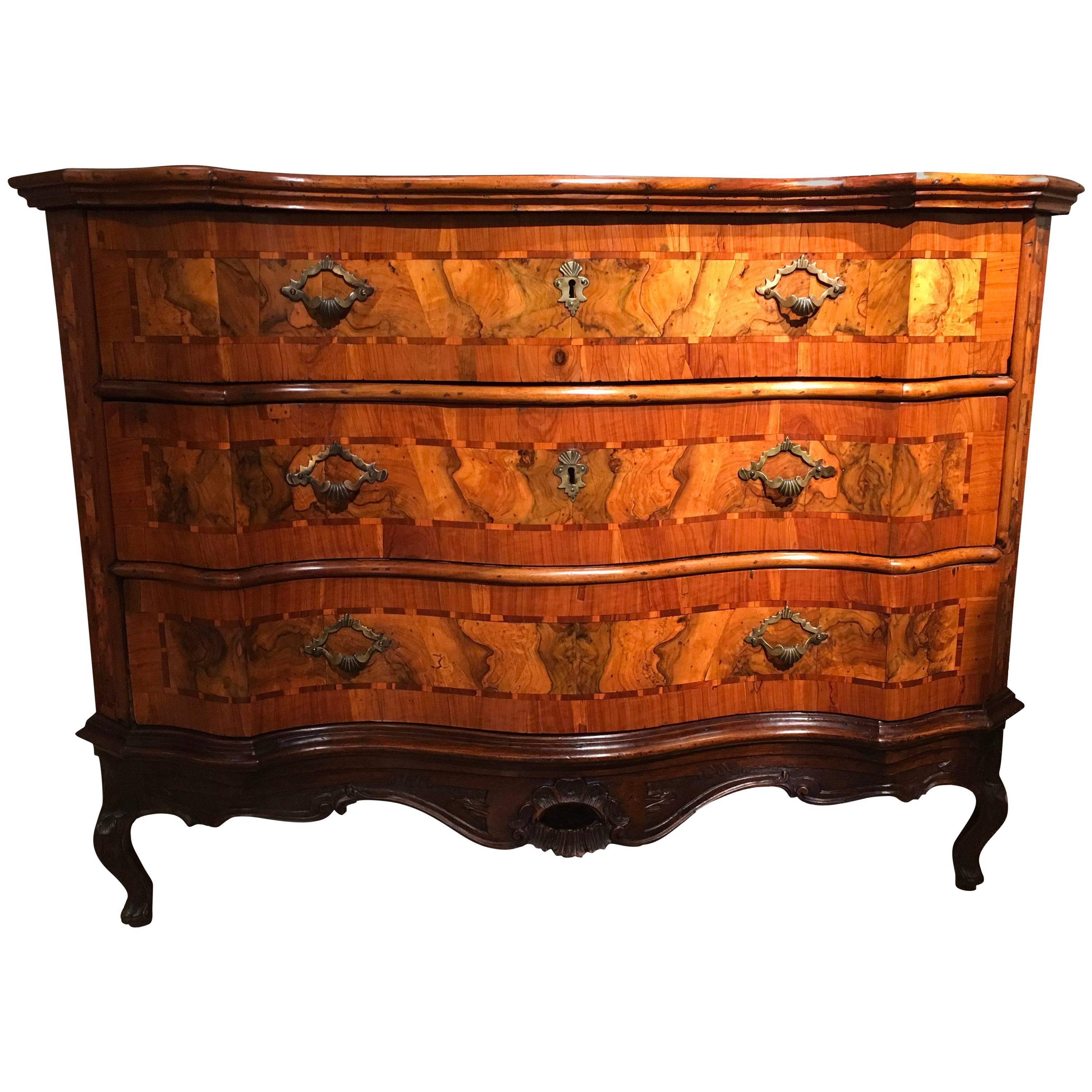 Italy Venezia 18th Century Baroque Olive and Briar Wood Chest of Drawers For Sale