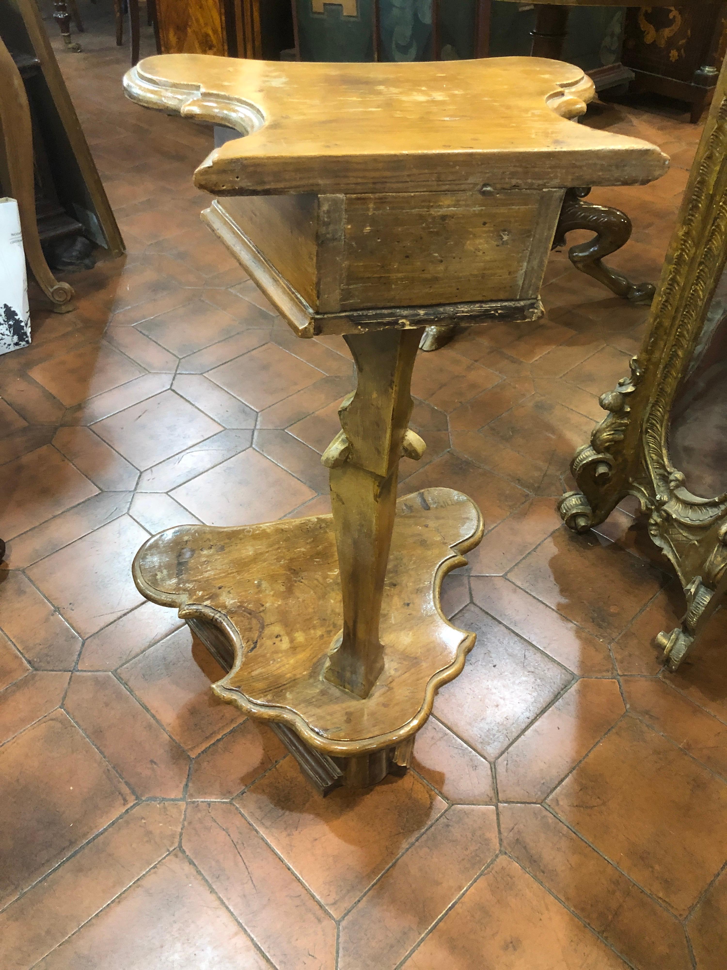 18th Century Venetian Louis XV Walnut Kneeler Faldstool, 1750s In Good Condition In Roma, RM