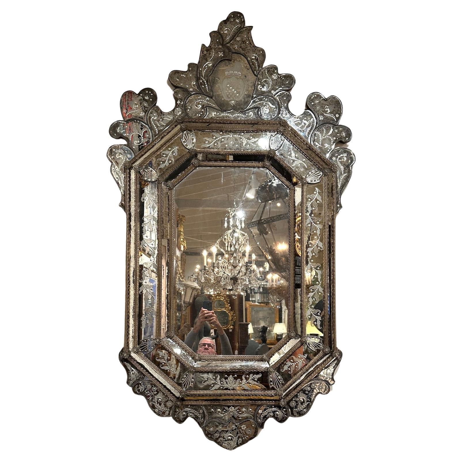 Uno spettacolare specchio veneziano inciso a mano.  