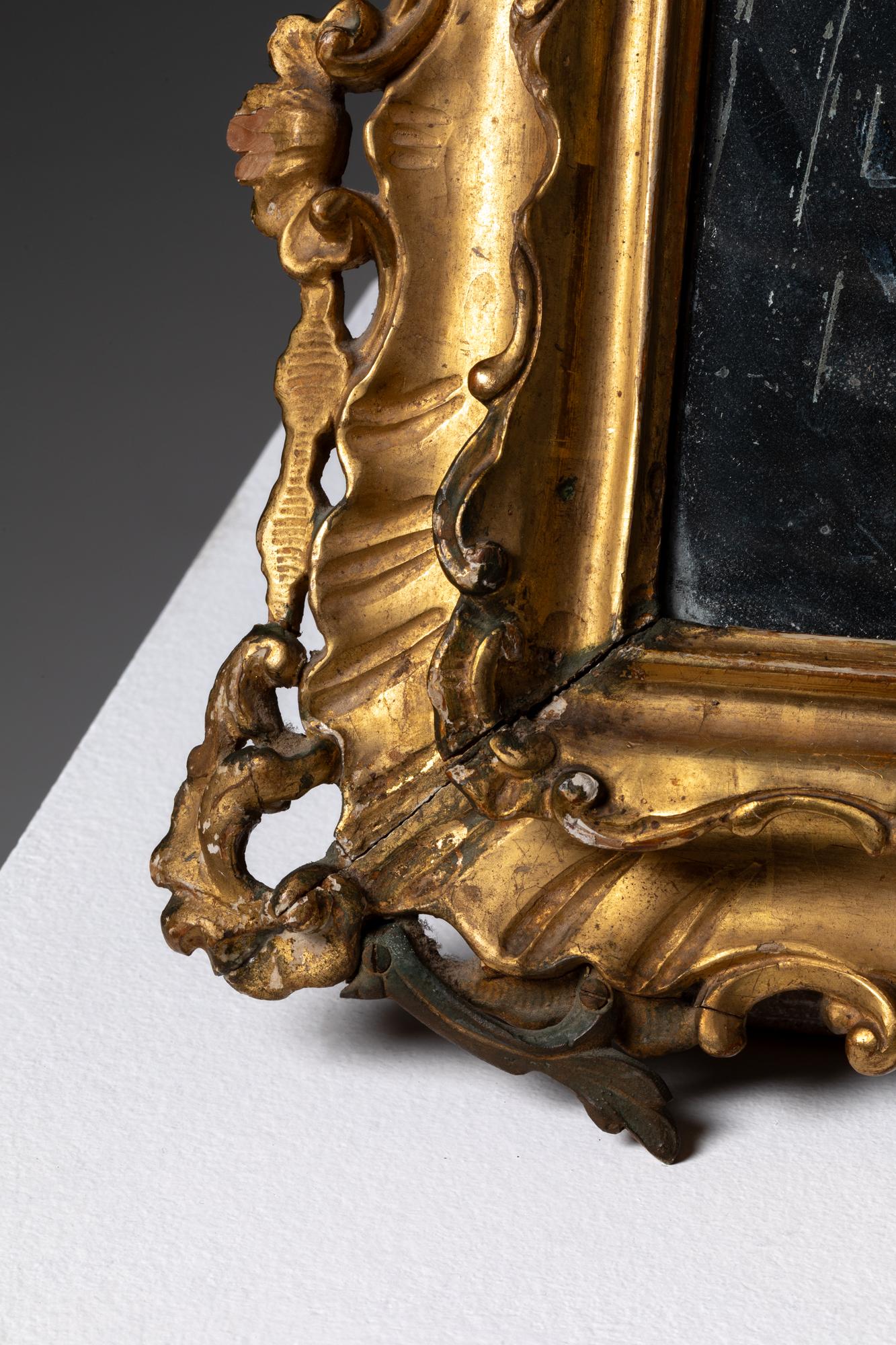 Venezianischer Spiegel des 18. Jahrhunderts aus geschnitztem und vergoldetem Holz mit einem Wappen an der Oberseite (18. Jahrhundert und früher) im Angebot