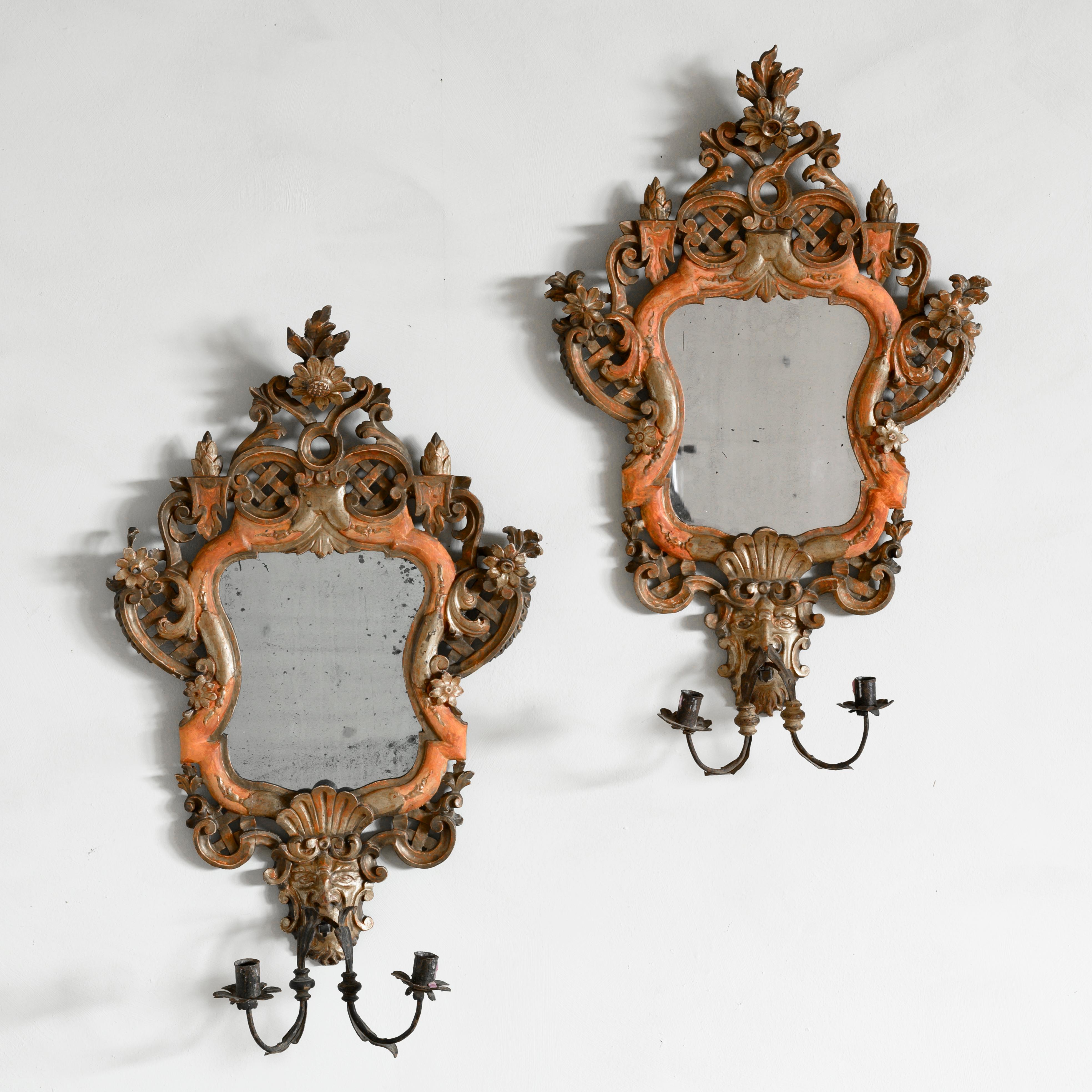 Pair of 18th-century giltwood Venitian mirror sconces with Fine carvings and patination, circa 1770 Italy.