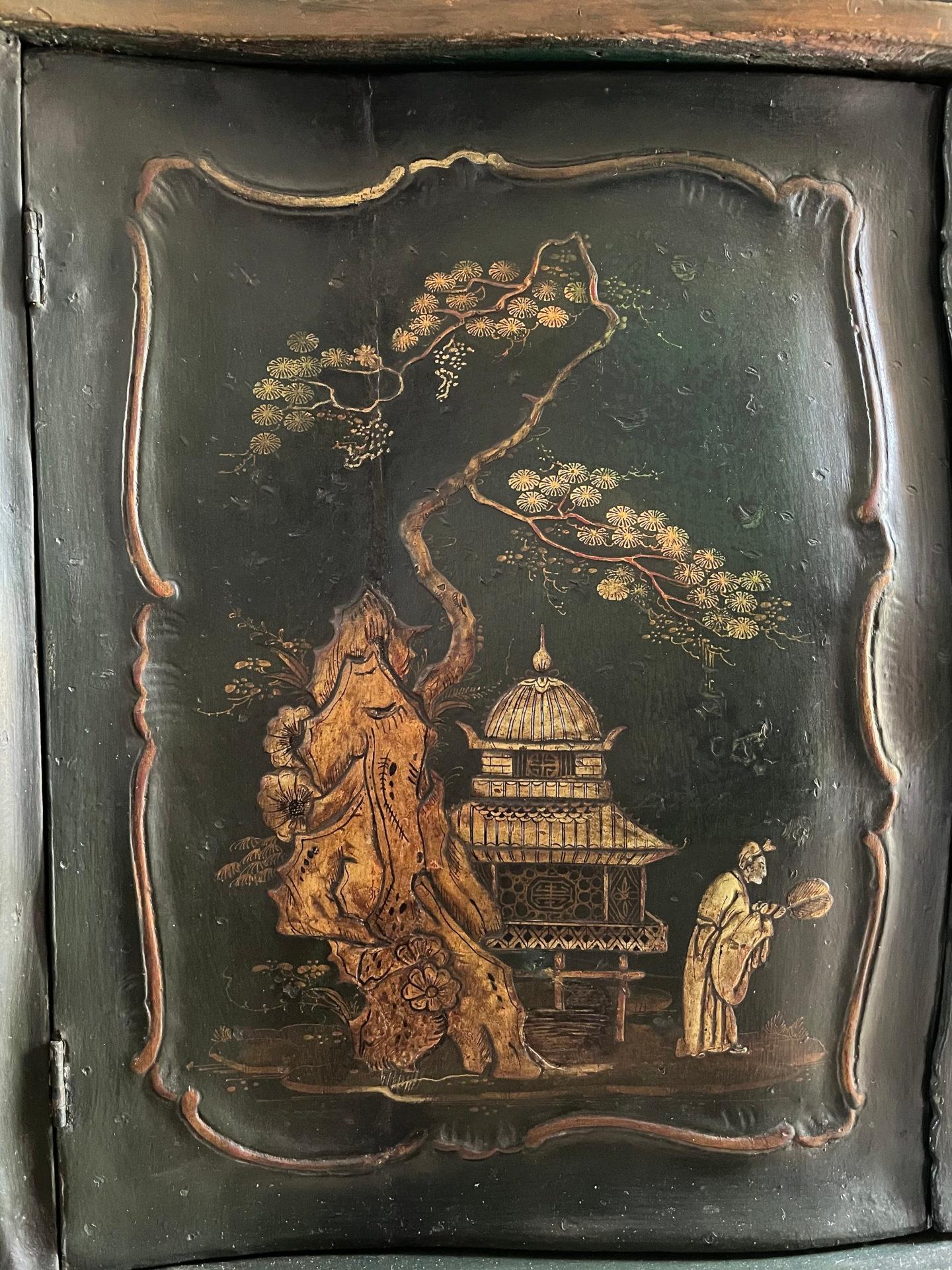 19th Century Venetian Rococo Lacquer Cabinet For Sale 1