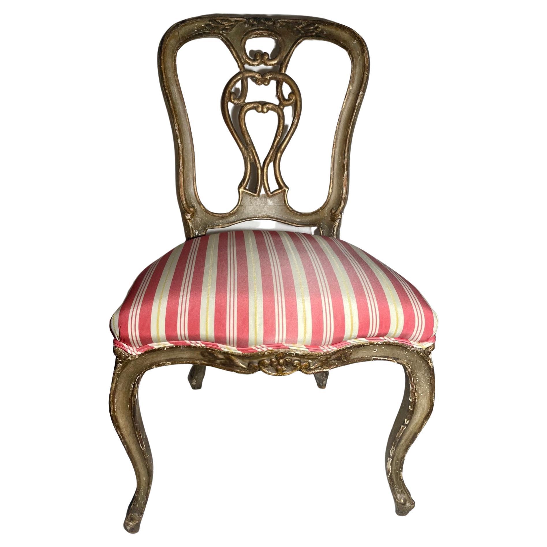 Schöner antiker Stuhl aus dem 18. Jahrhundert im venezianischen Rokoko mit Polychromie und Vergoldung

Wunderschöner grüner und vergoldeter venezianischer Beistellstuhl aus geschnitztem Holz. Dieser Rokokostuhl ist polychrom bemalt und mit