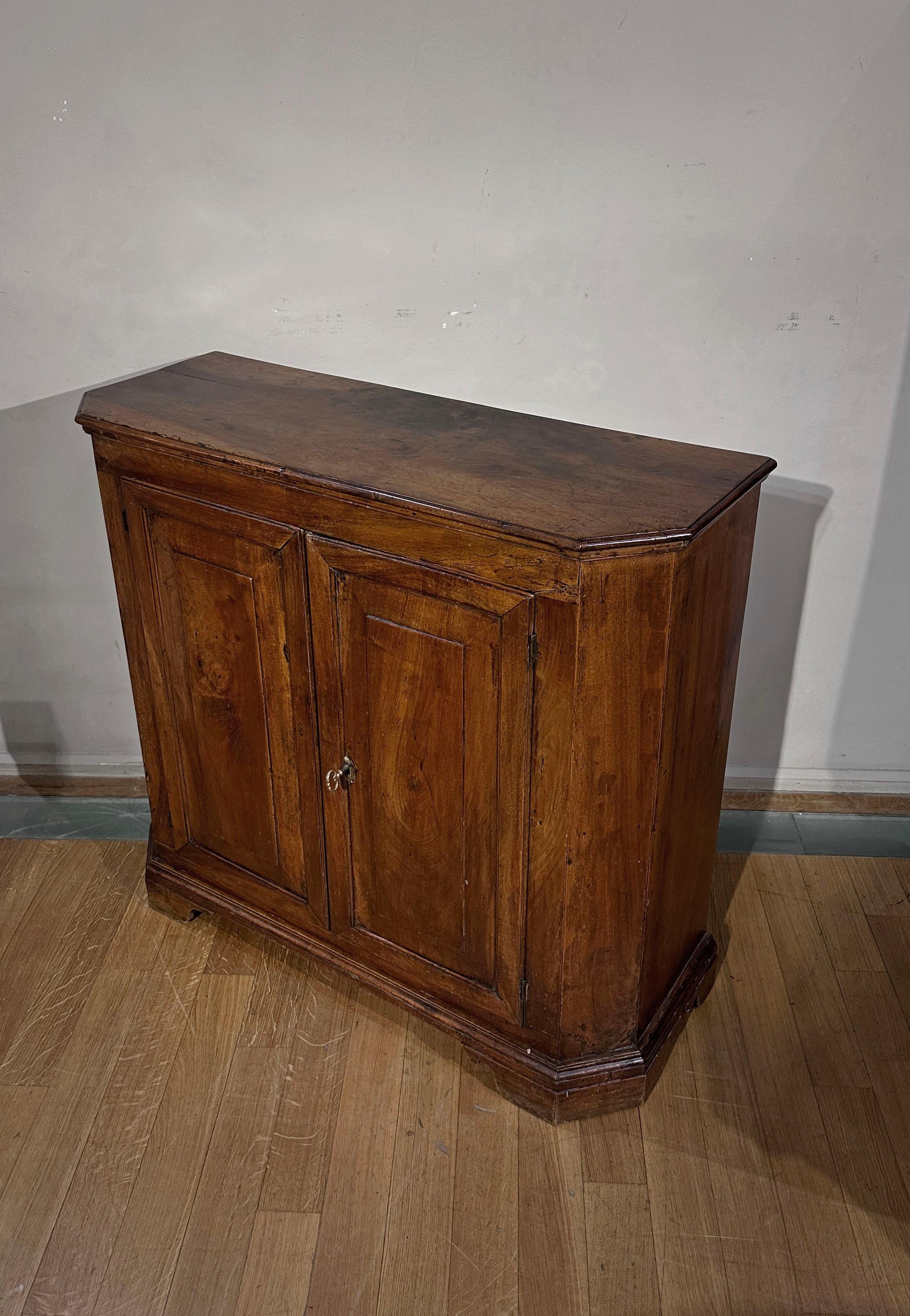 Hand-Carved 18th CENTURY VENETIAN SMALL SIDEBOARD For Sale