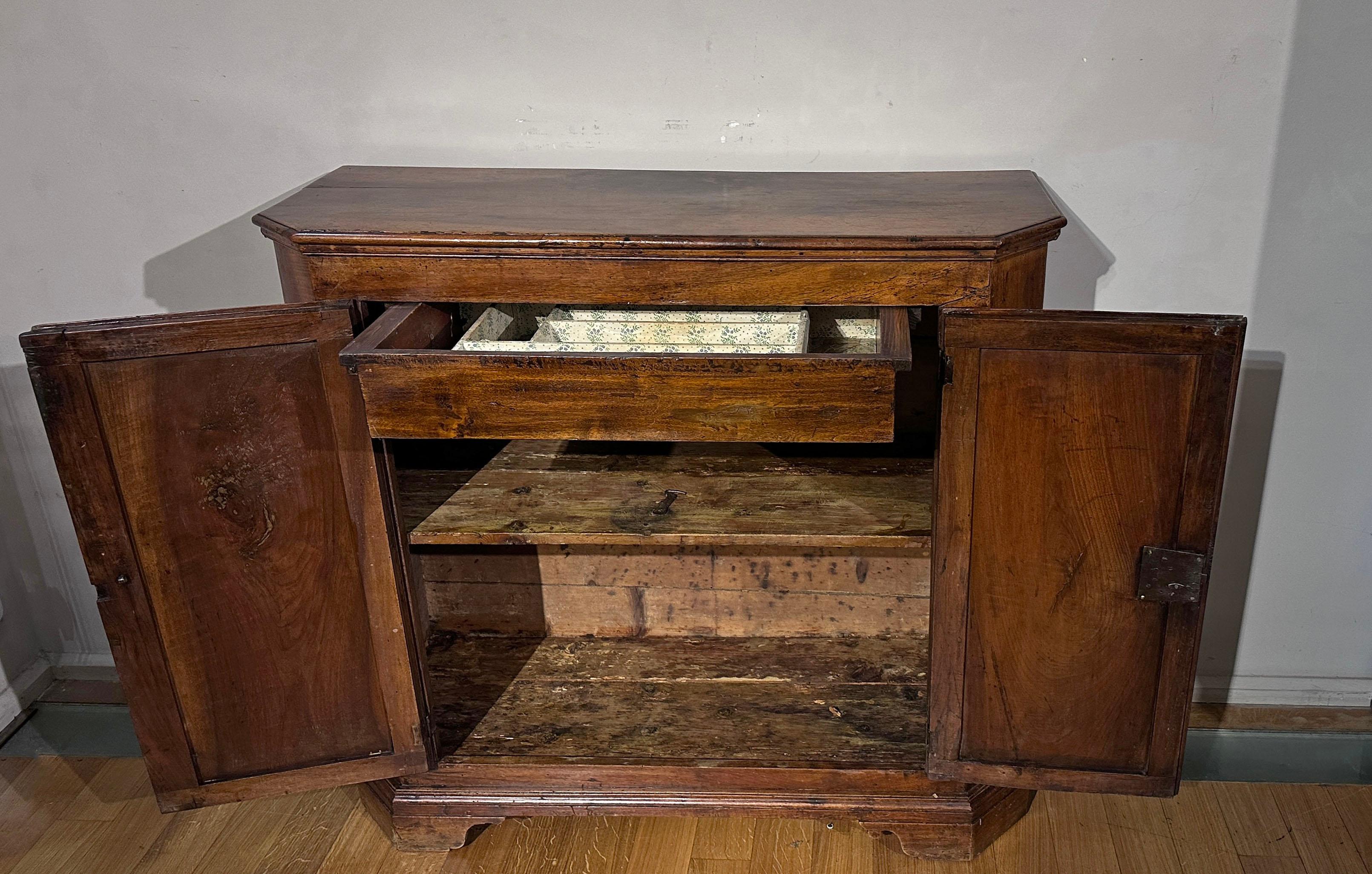 Walnut 18th CENTURY VENETIAN SMALL SIDEBOARD