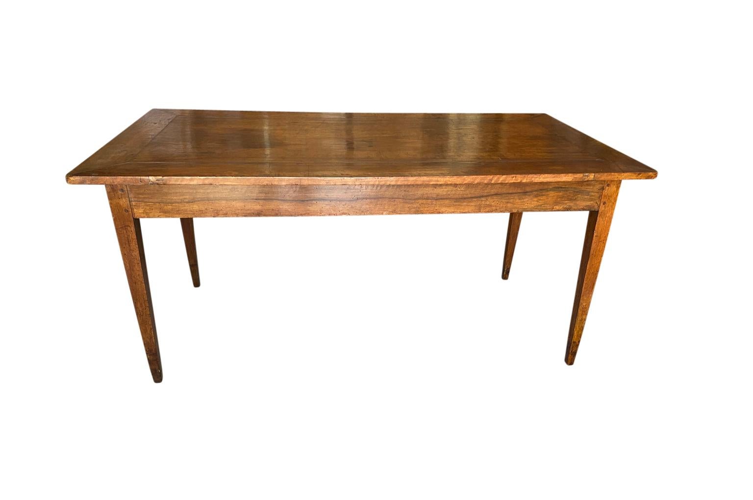 Ein wunderschöner Tisch aus dem 18. Jahrhundert - eine Konsole aus Venedig, Italien. Wunderschön konstruiert aus herrlichem Nussbaumholz mit sehr minimalistischen Linien. Der Tisch hat 2 Schubladen - eine an jedem Ende und elegante, konische Beine.