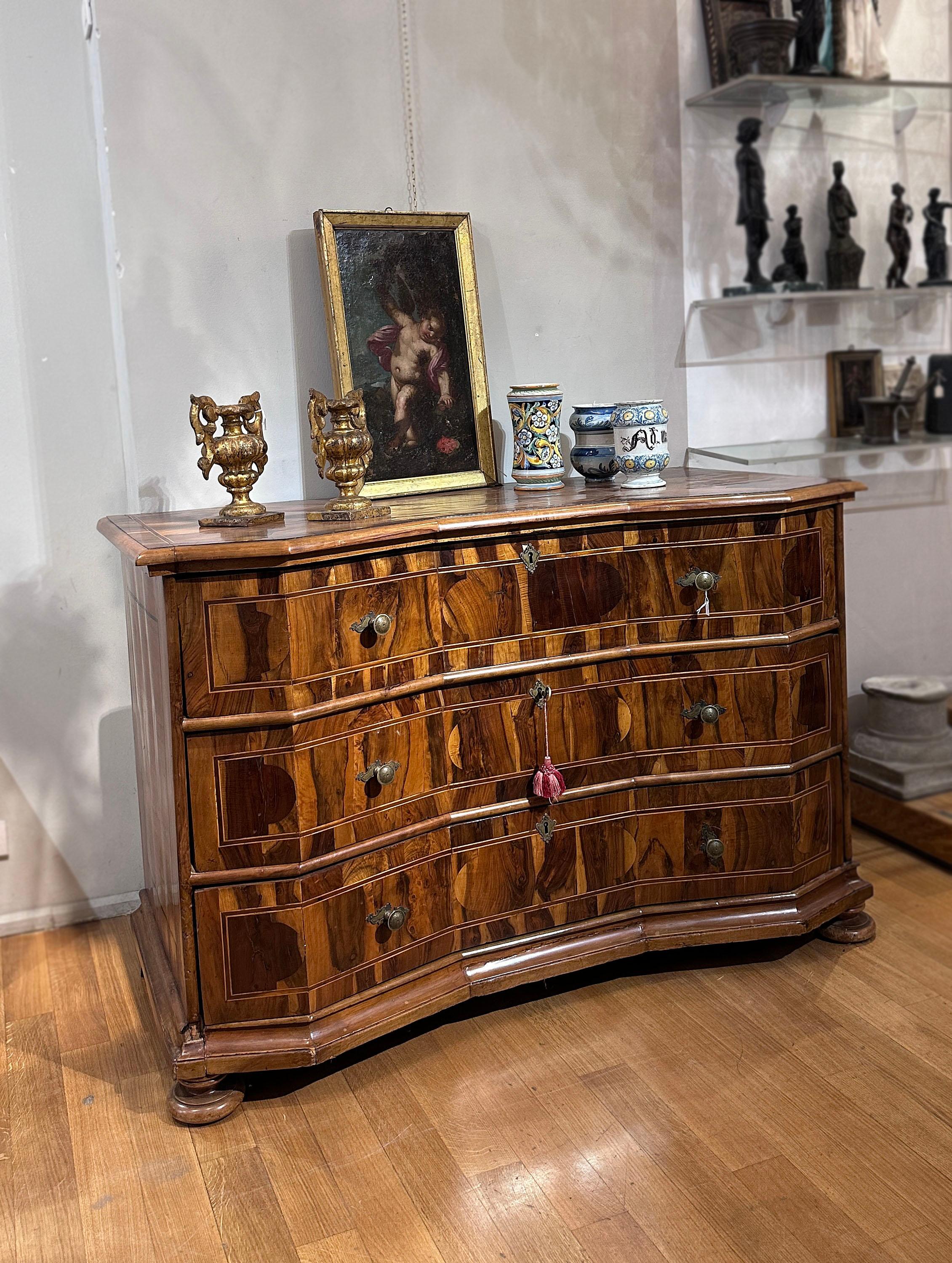 18th CENTURY VENETIAN VENEREED AND INLAID CHEST For Sale 3